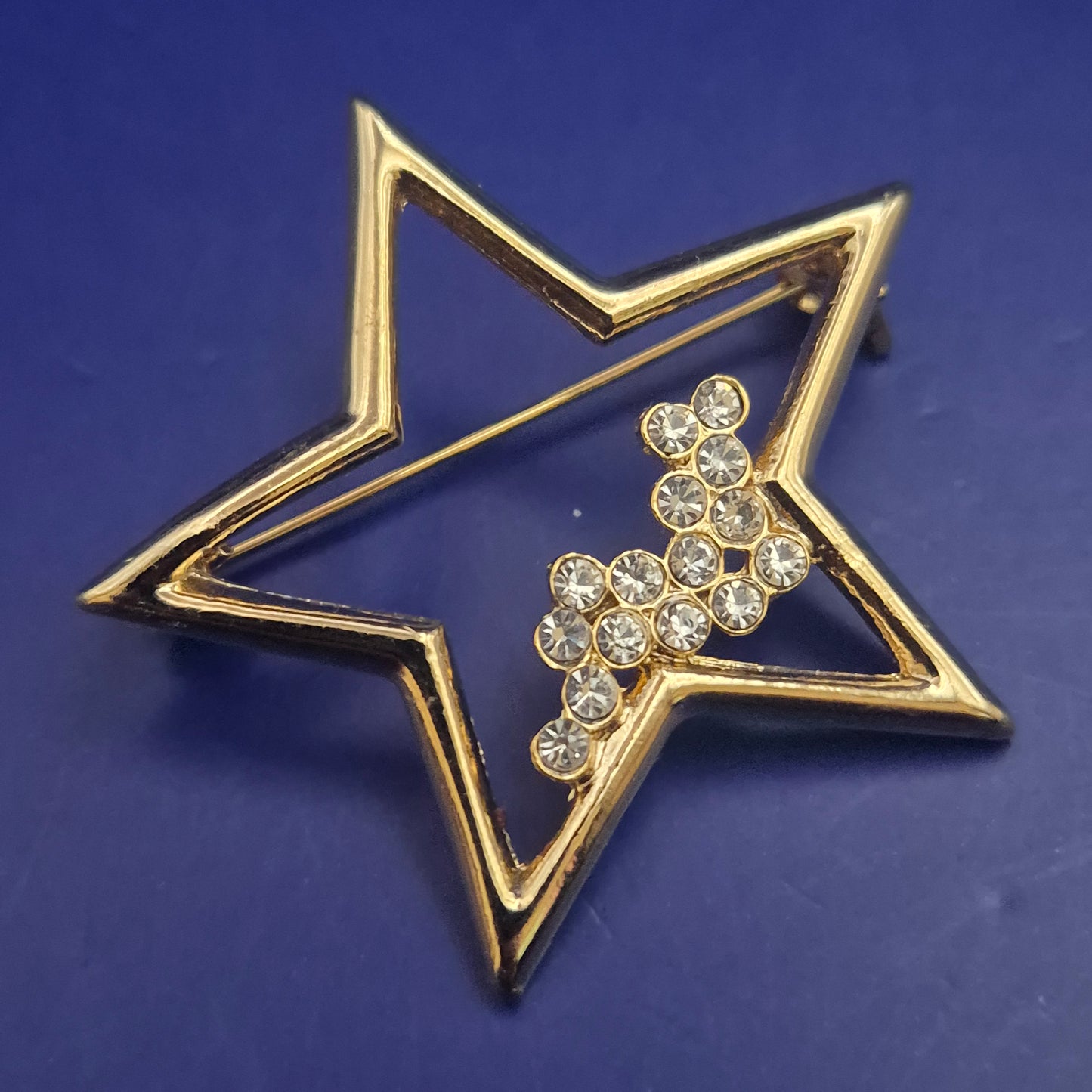 Funkelnde Goldfarbene Stern Brosche mit Strassbesatz