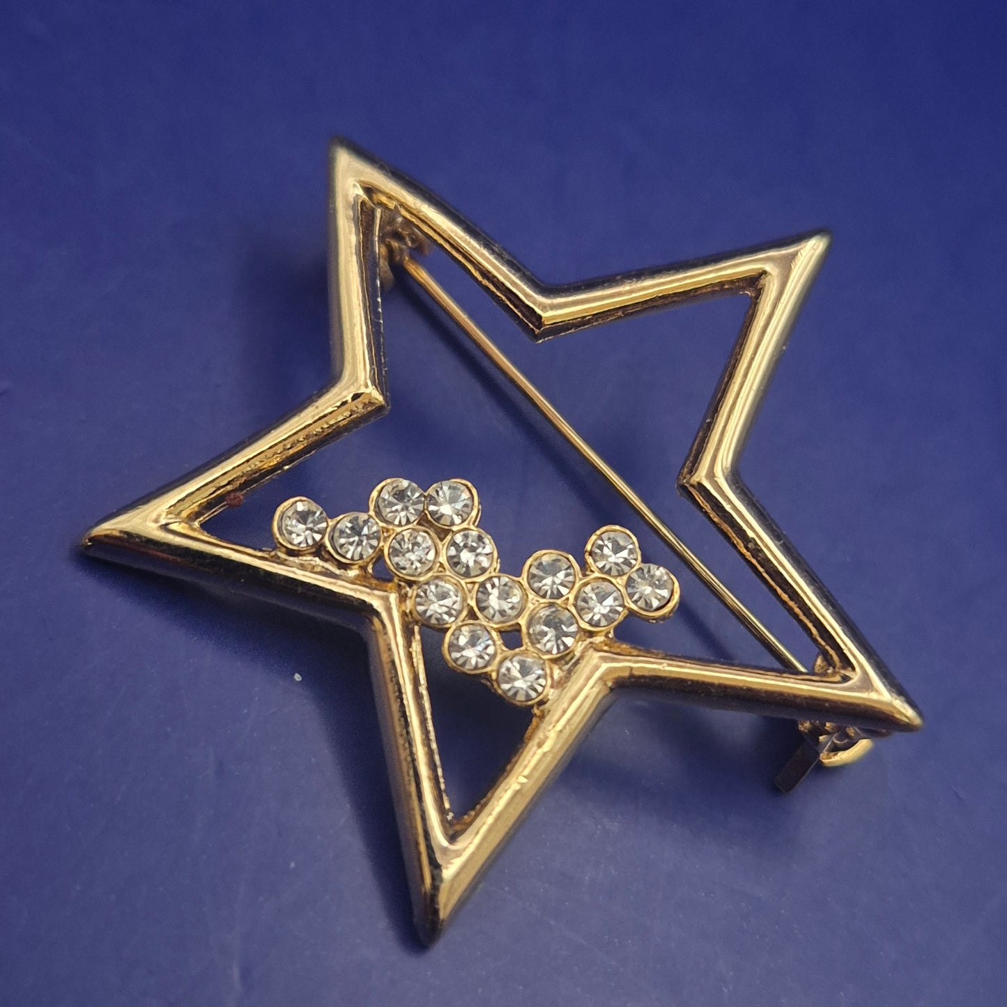 Funkelnde Goldfarbene Stern Brosche mit Strassbesatz