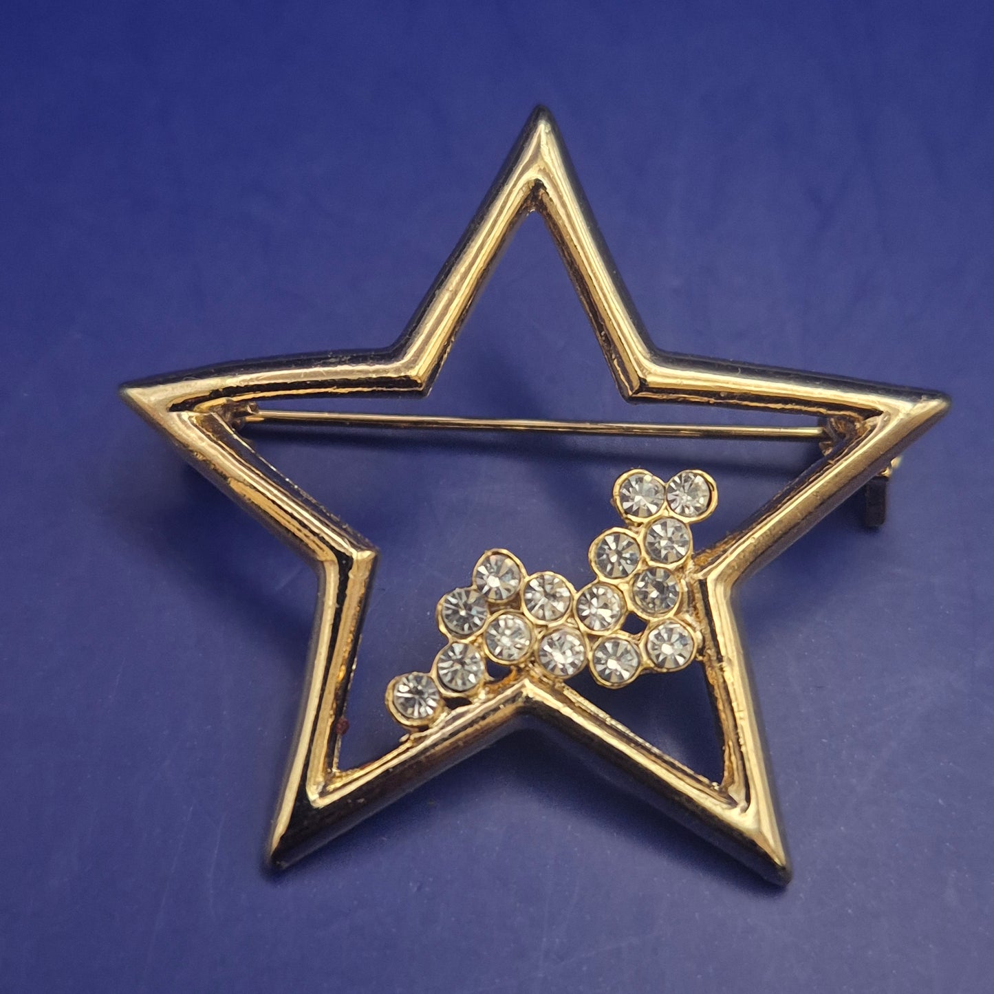 Funkelnde Goldfarbene Stern Brosche mit Strassbesatz