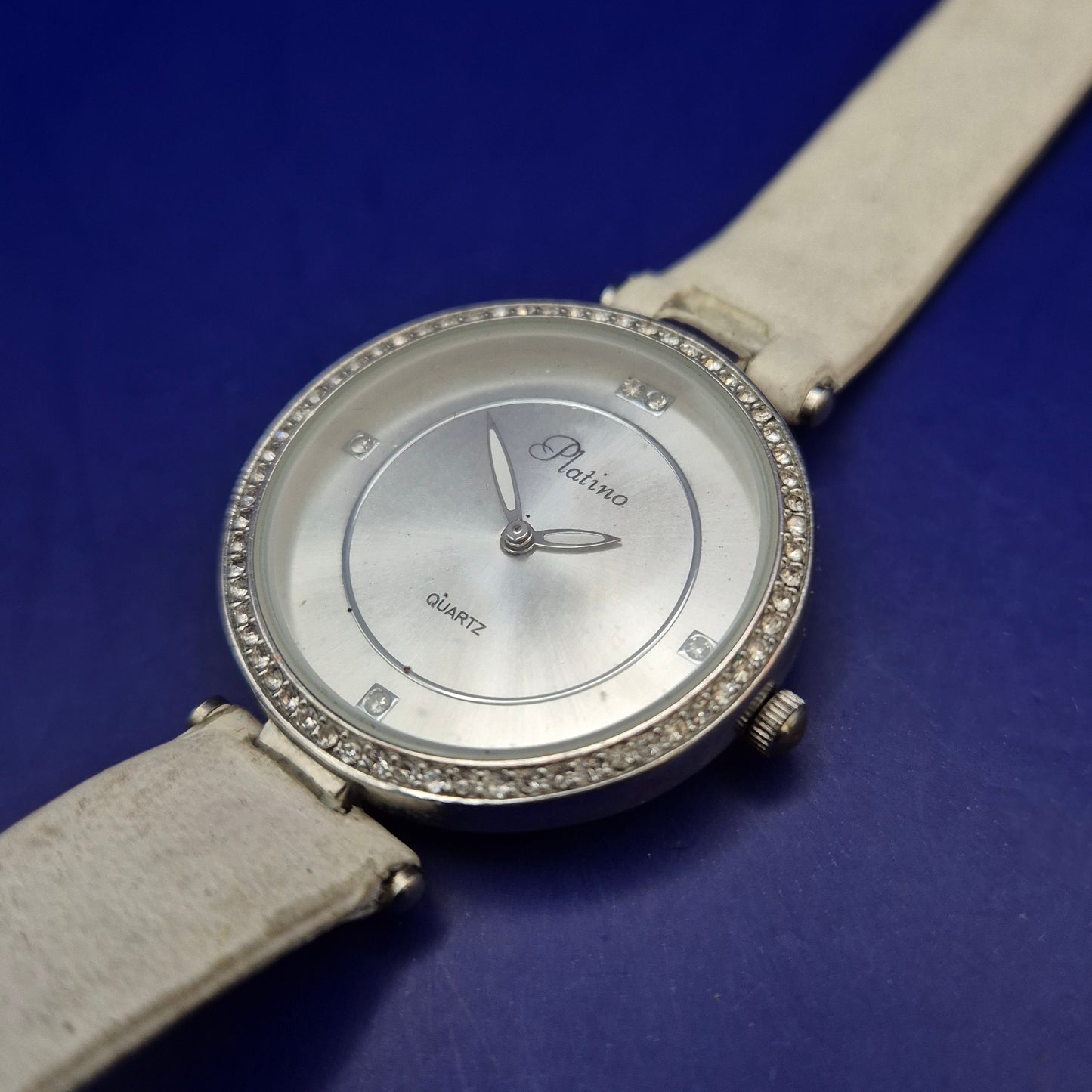 Funkelnde Platino Damen Uhr mit Strasslünette – Eleganter Look
