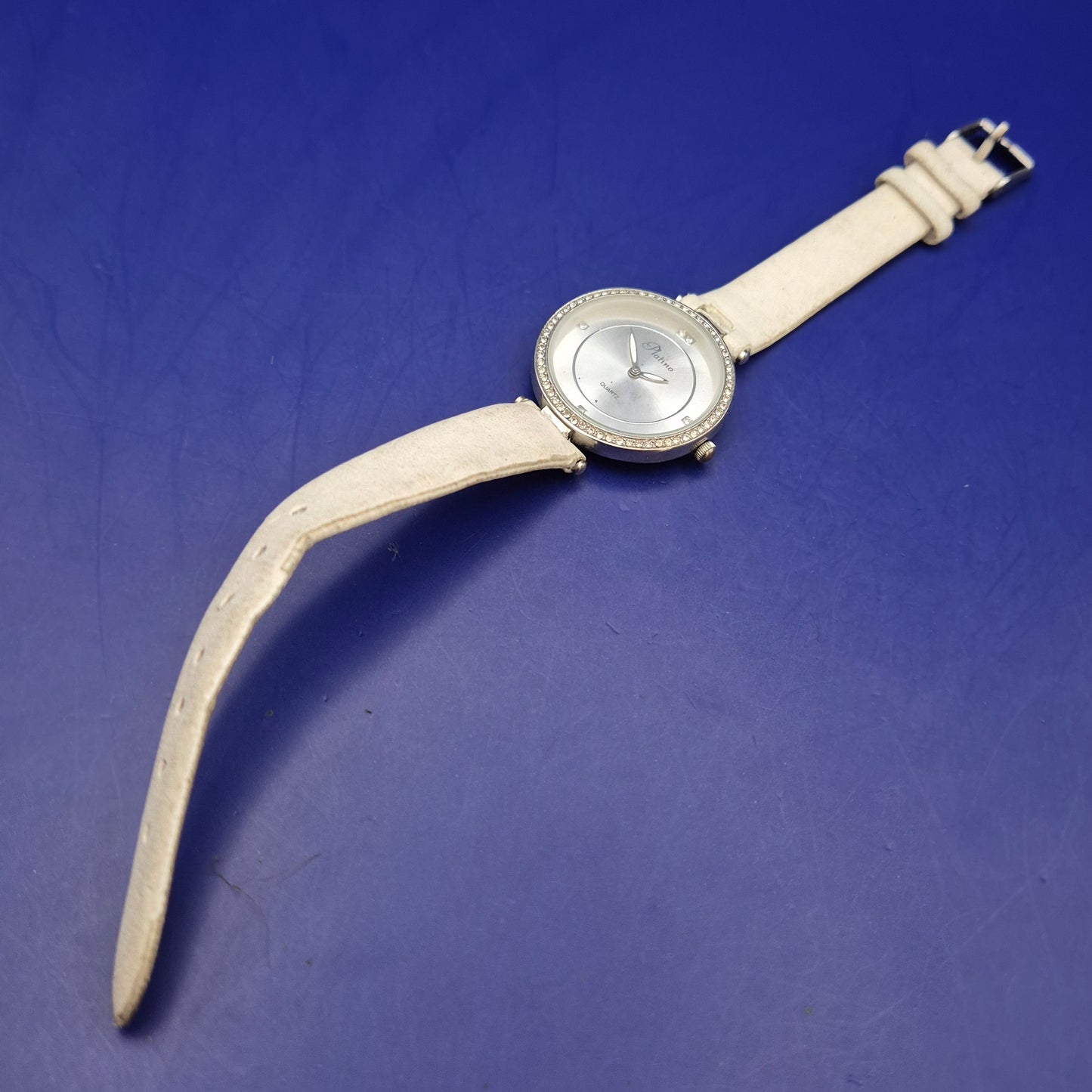 Funkelnde Platino Damen Uhr mit Strasslünette – Eleganter Look