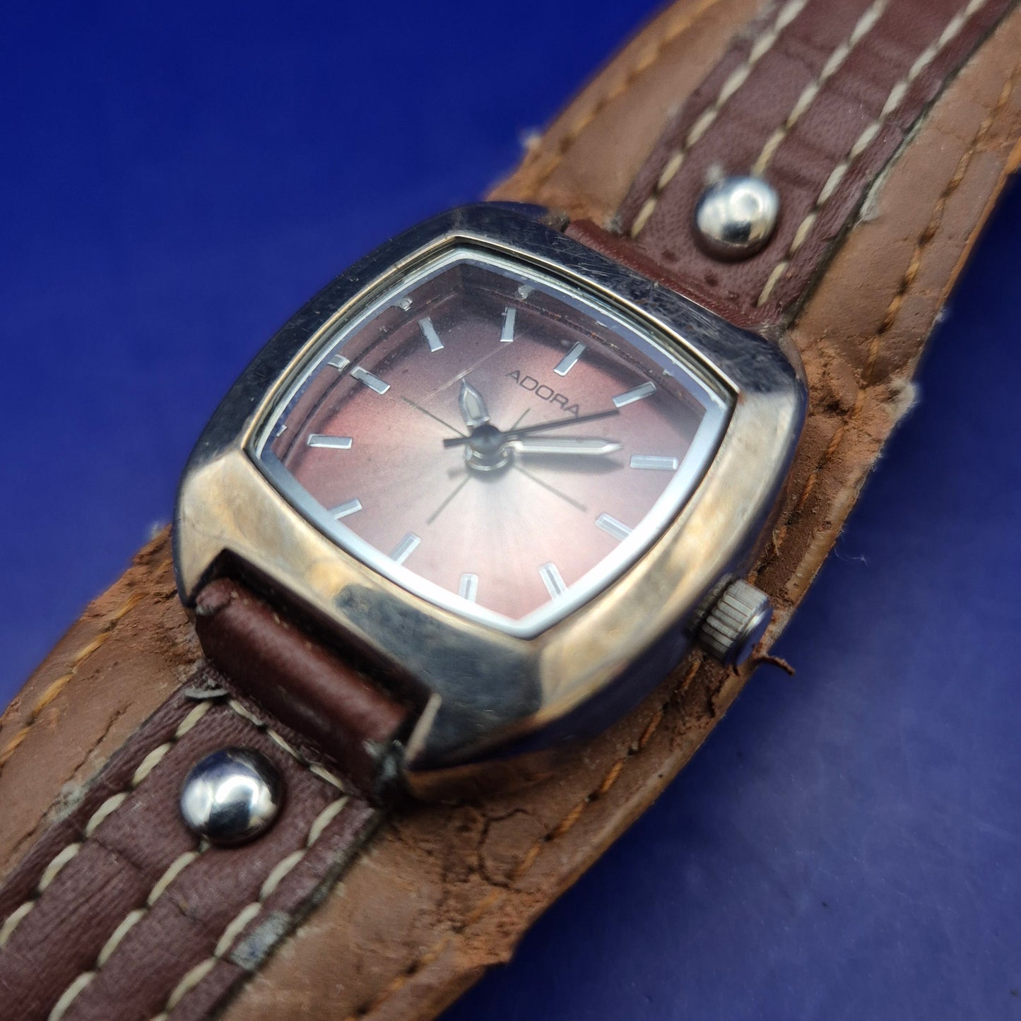 Stilvolle Adora Damen Uhr – Vintage-Look mit breitem Lederarmband