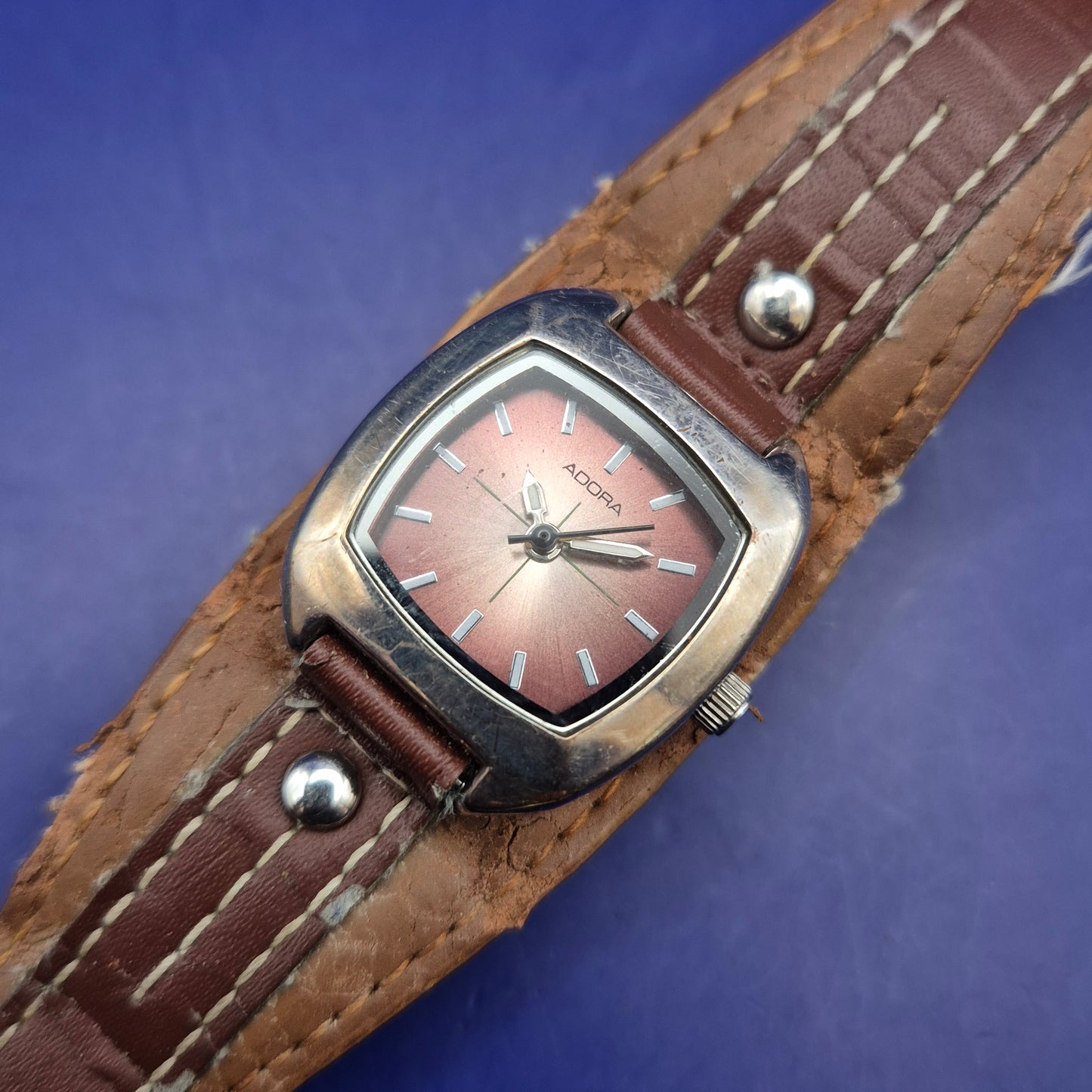 Stilvolle Adora Damen Uhr – Vintage-Look mit breitem Lederarmband