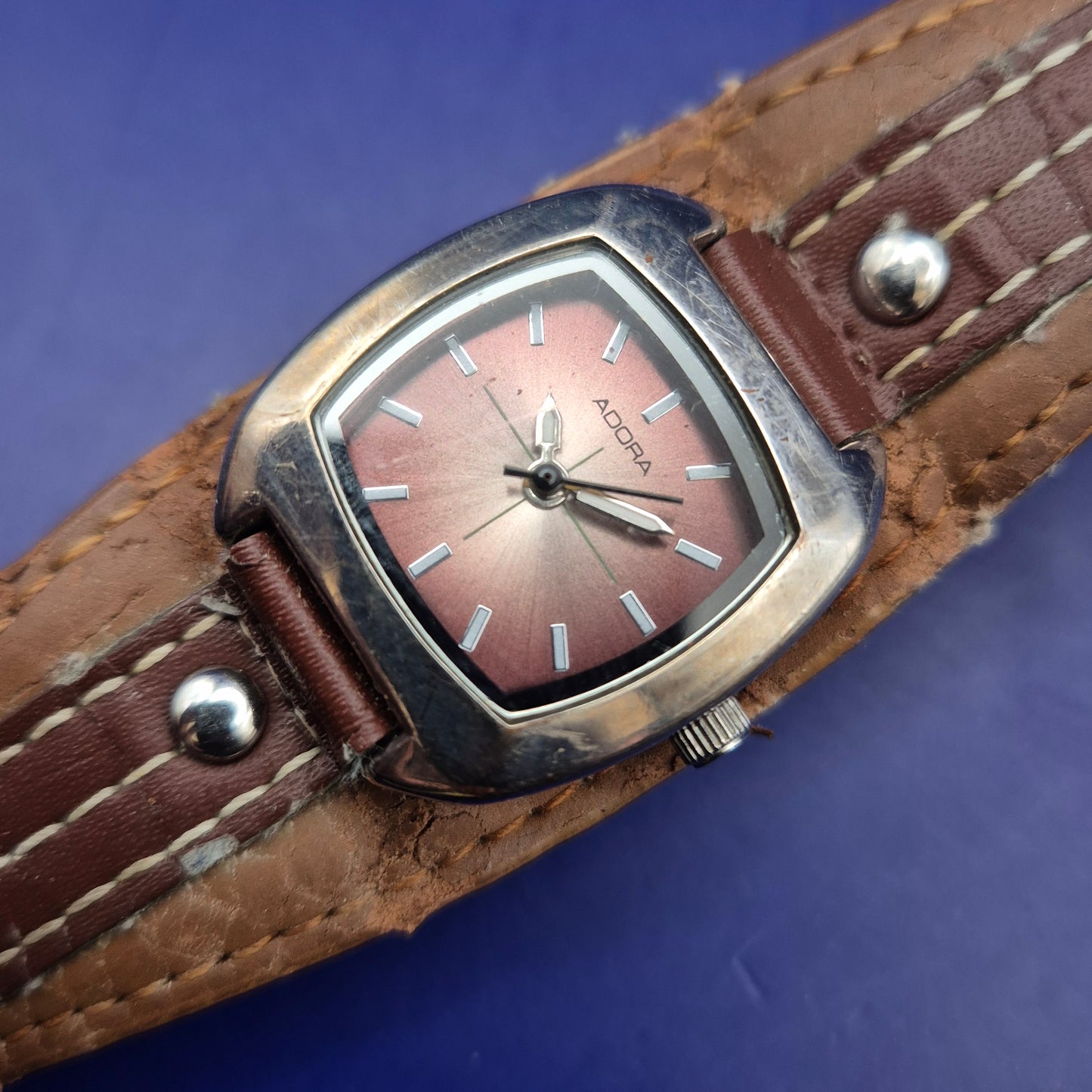 Stilvolle Adora Damen Uhr – Vintage-Look mit breitem Lederarmband