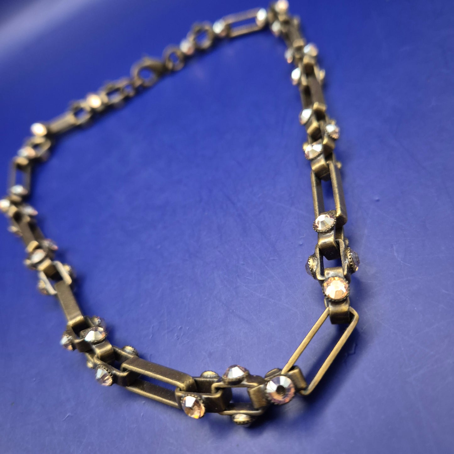 Vintage Messing Halskette – Antik-Look mit funkelnden Strasssteinen