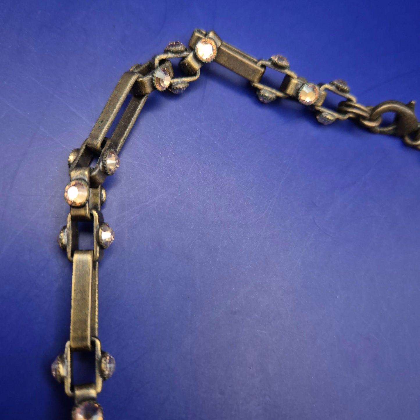 Vintage Messing Halskette – Antik-Look mit funkelnden Strasssteinen