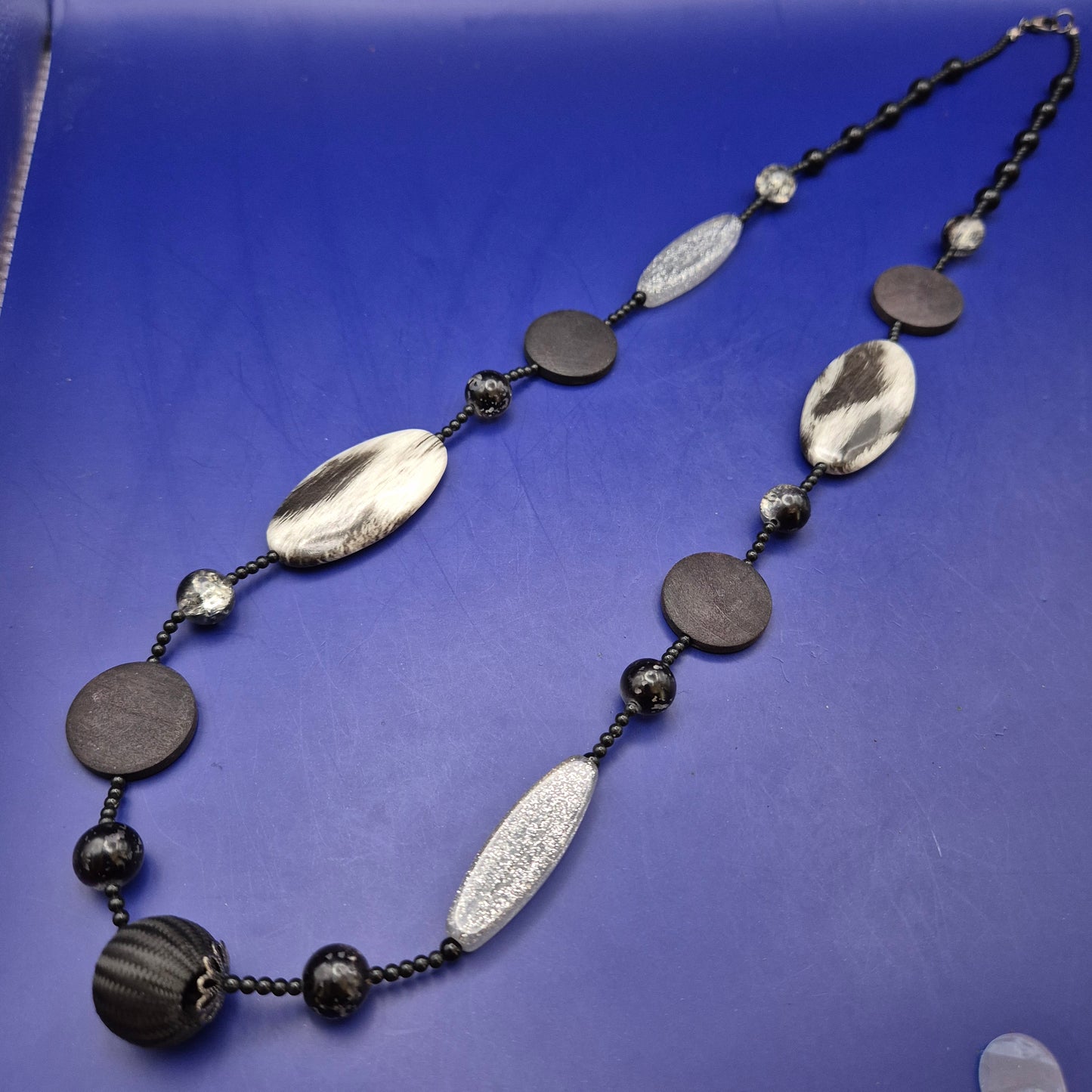 Moderne Statement Kette – Stilvoller Mix aus Holz- und Kunstharzelementen
