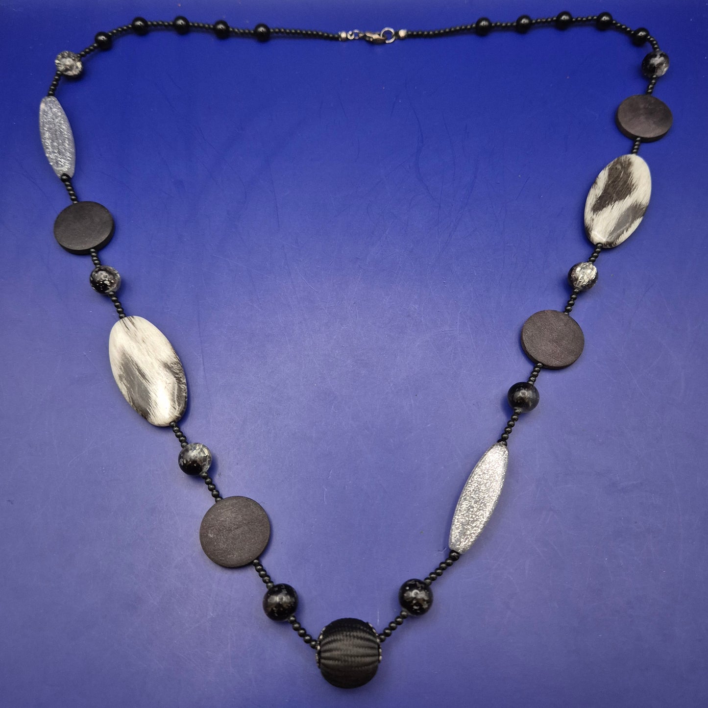 Moderne Statement Kette – Stilvoller Mix aus Holz- und Kunstharzelementen