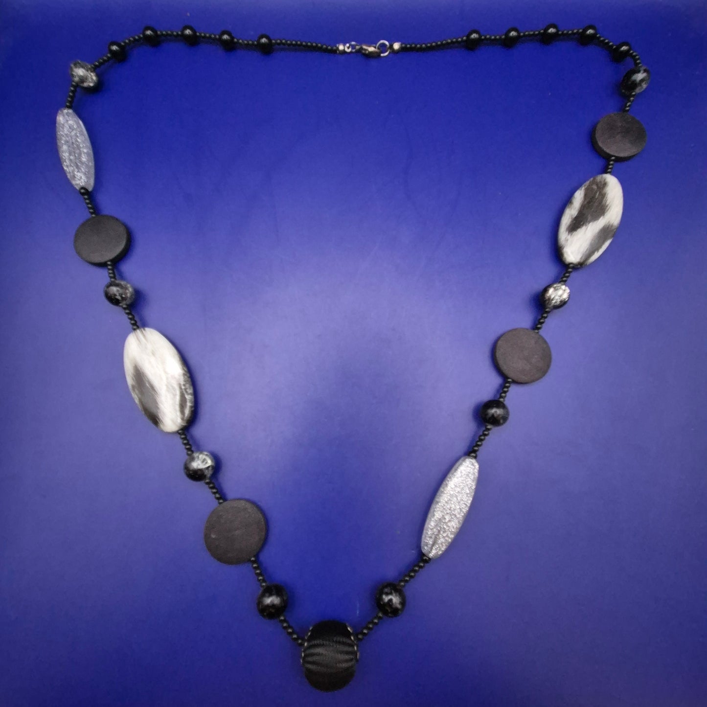 Moderne Statement Kette – Stilvoller Mix aus Holz- und Kunstharzelementen
