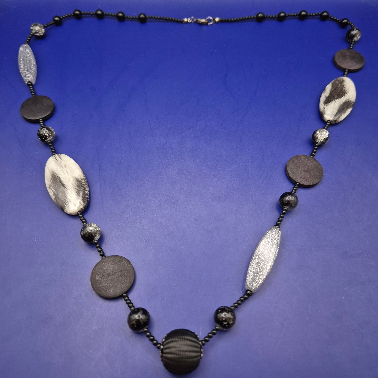 Moderne Statement Kette – Stilvoller Mix aus Holz- und Kunstharzelementen