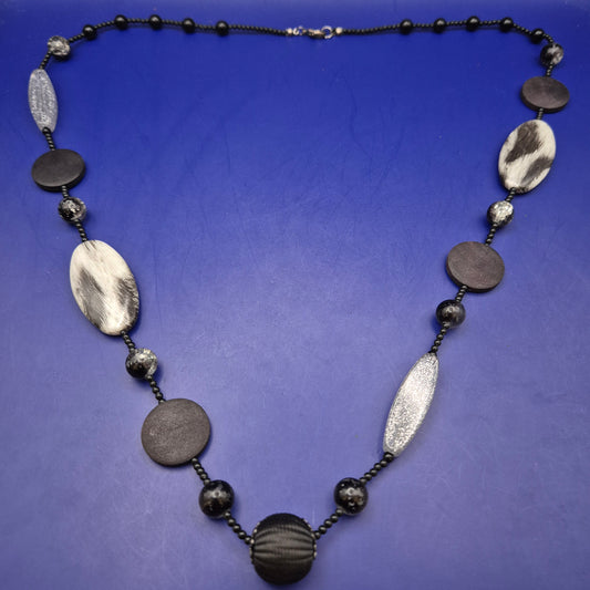 Moderne Statement Kette – Stilvoller Mix aus Holz- und Kunstharzelementen
