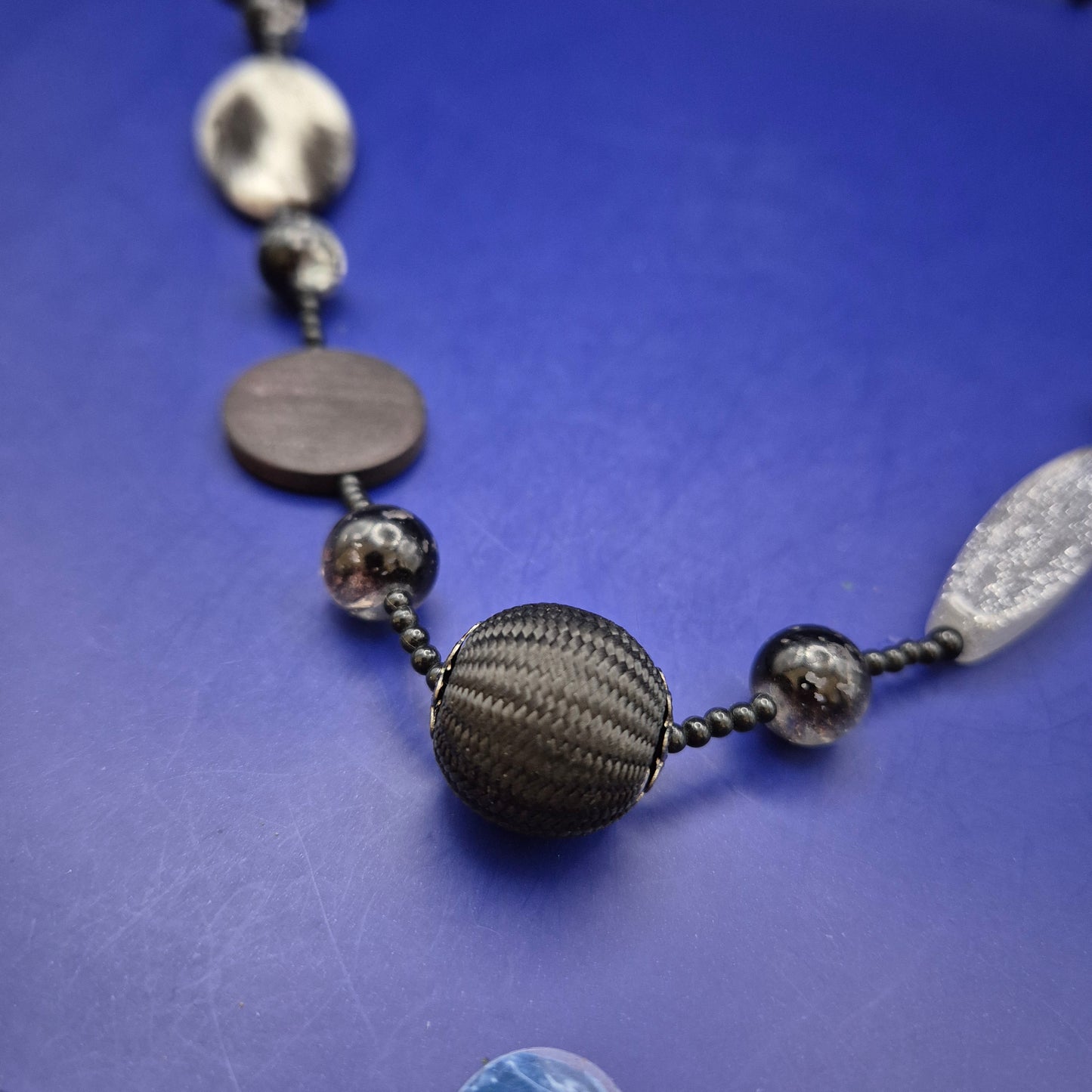 Moderne Statement Kette – Stilvoller Mix aus Holz- und Kunstharzelementen