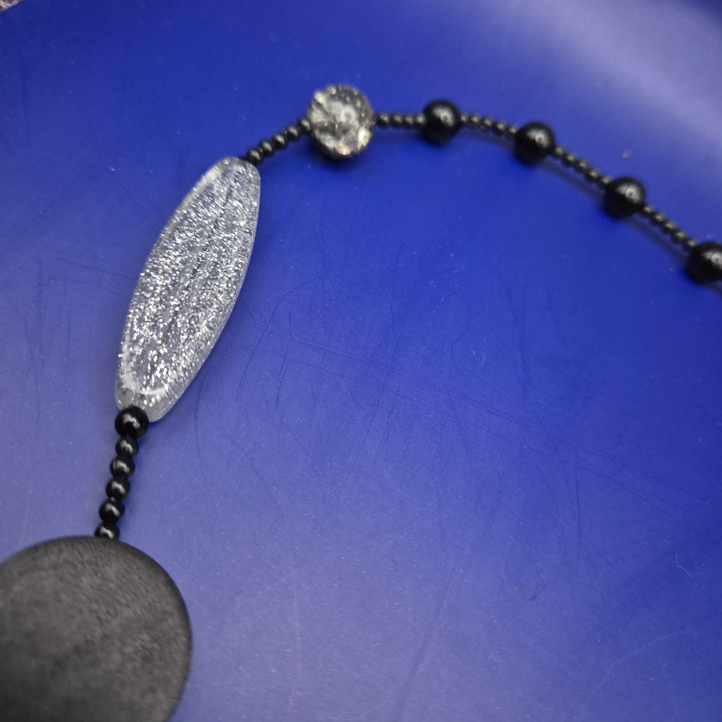 Moderne Statement Kette – Stilvoller Mix aus Holz- und Kunstharzelementen