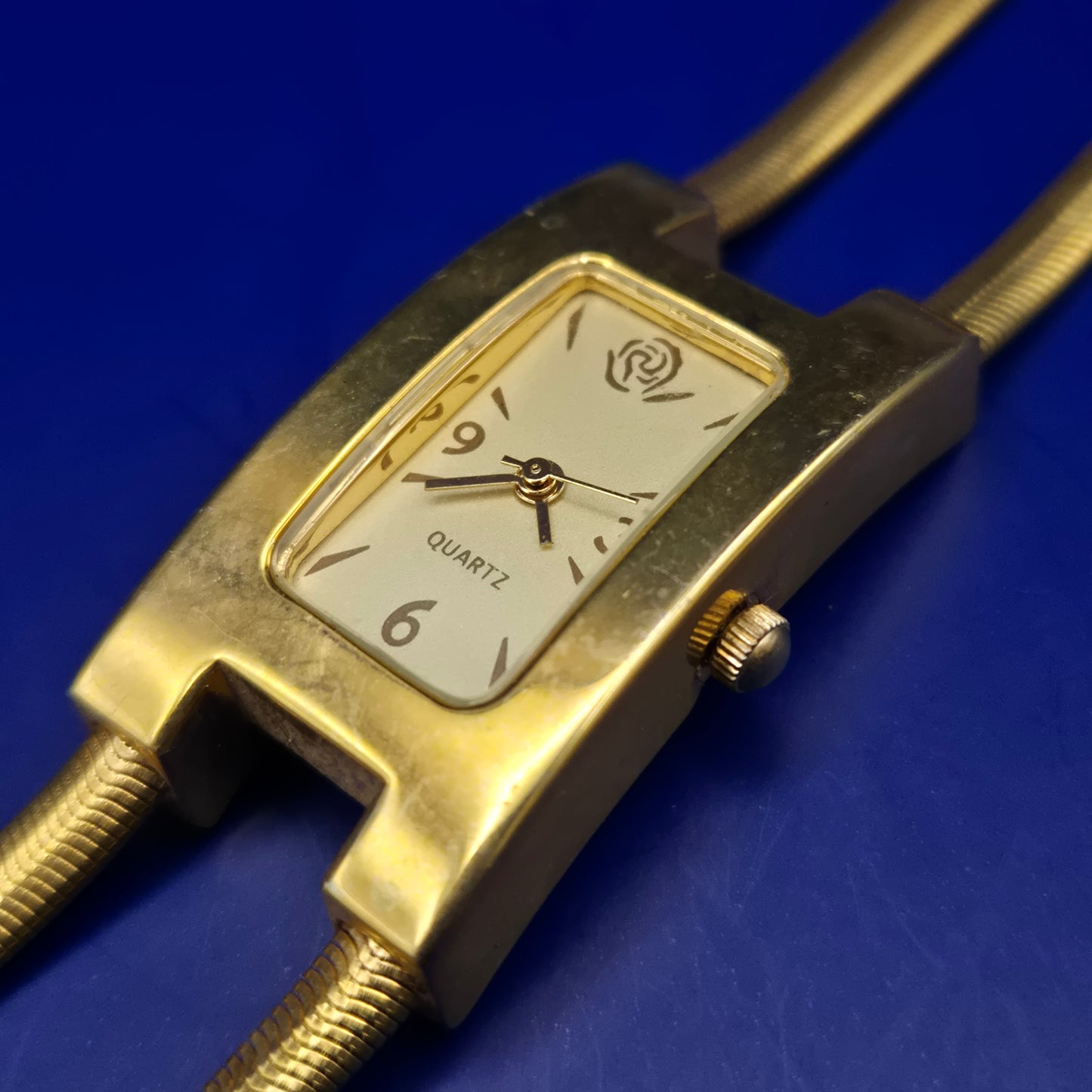 Elegante Damen Uhr – Goldenes Schlangenarmband & Vintage-Stil