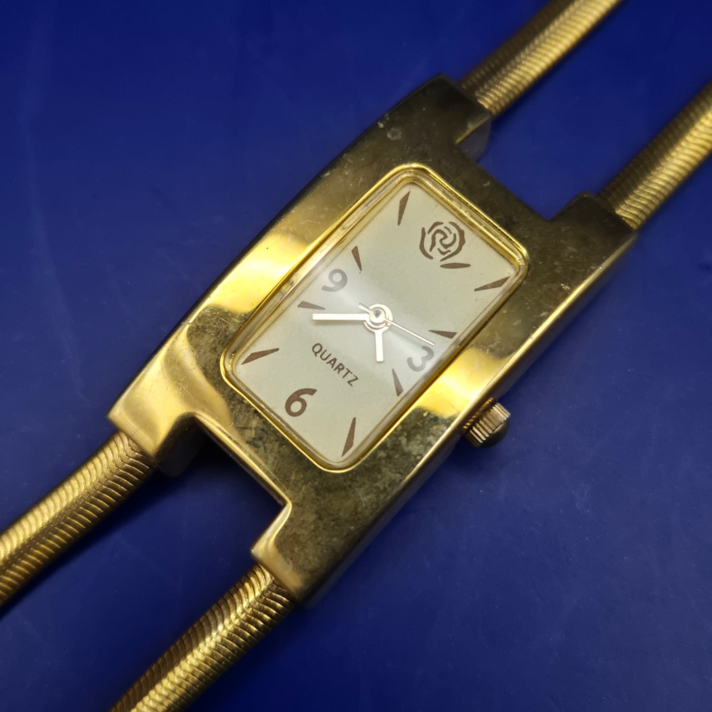 Elegante Damen Uhr – Goldenes Schlangenarmband & Vintage-Stil
