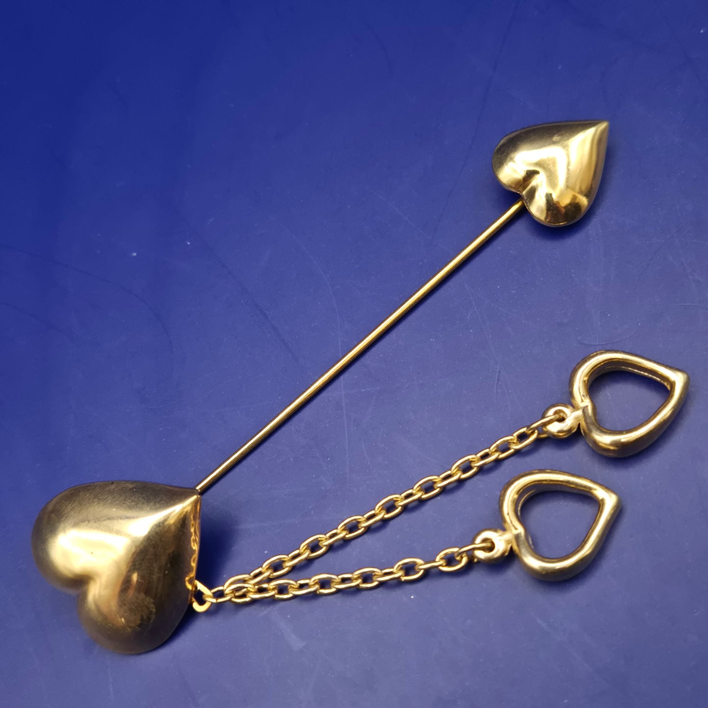 Elegante Herz-Anstecknadel in Goldoptik – Romantische Brosche mit Ketten