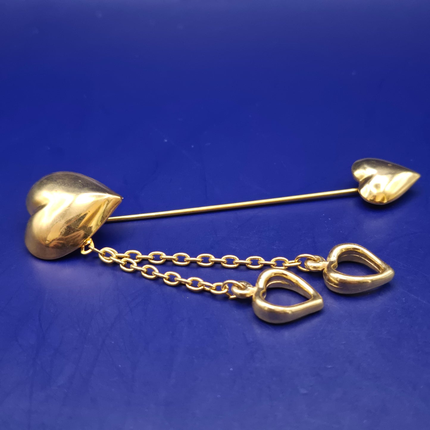 Elegante Herz-Anstecknadel in Goldoptik – Romantische Brosche mit Ketten