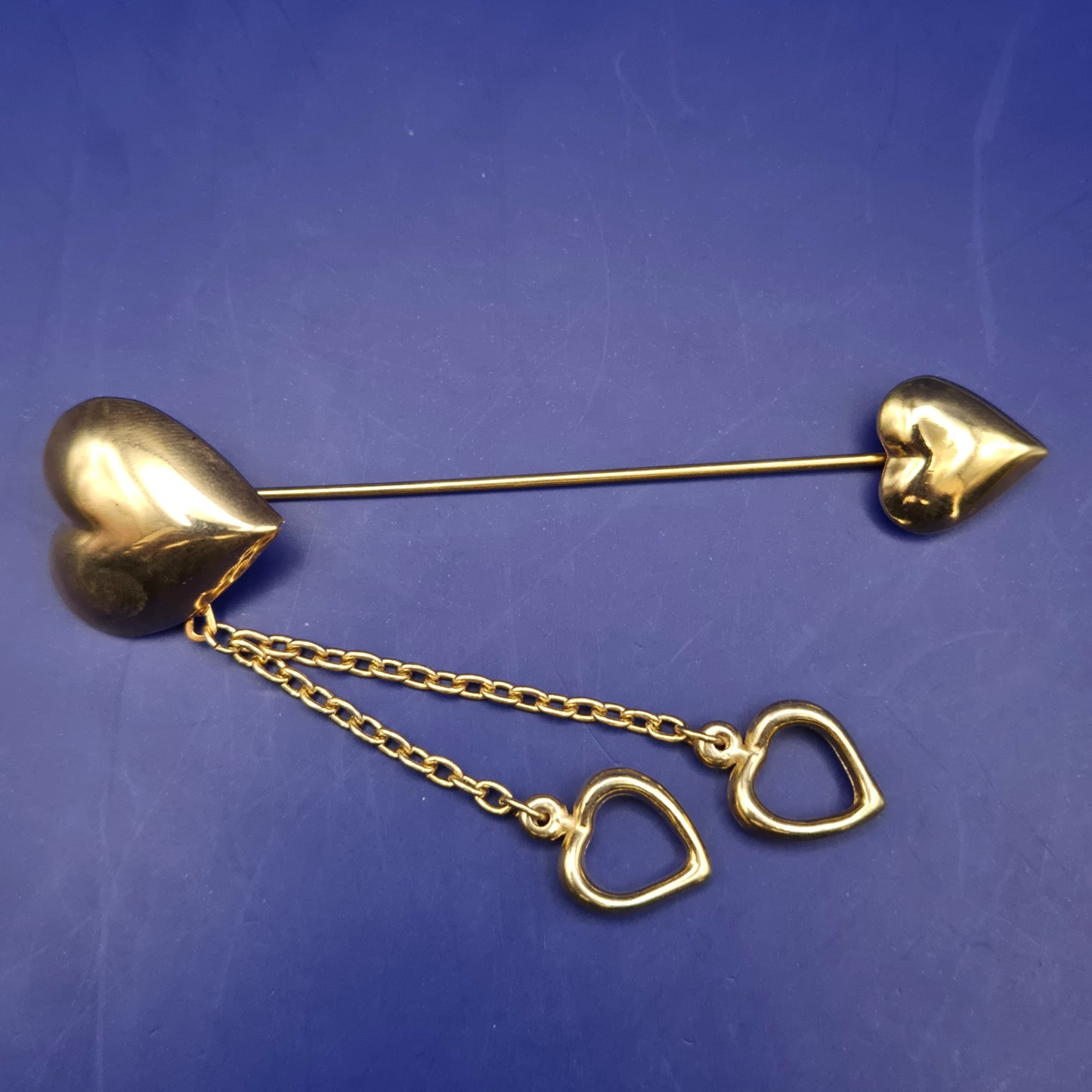 Elegante Herz-Anstecknadel in Goldoptik – Romantische Brosche mit Ketten