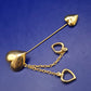 Elegante Herz-Anstecknadel in Goldoptik – Romantische Brosche mit Ketten