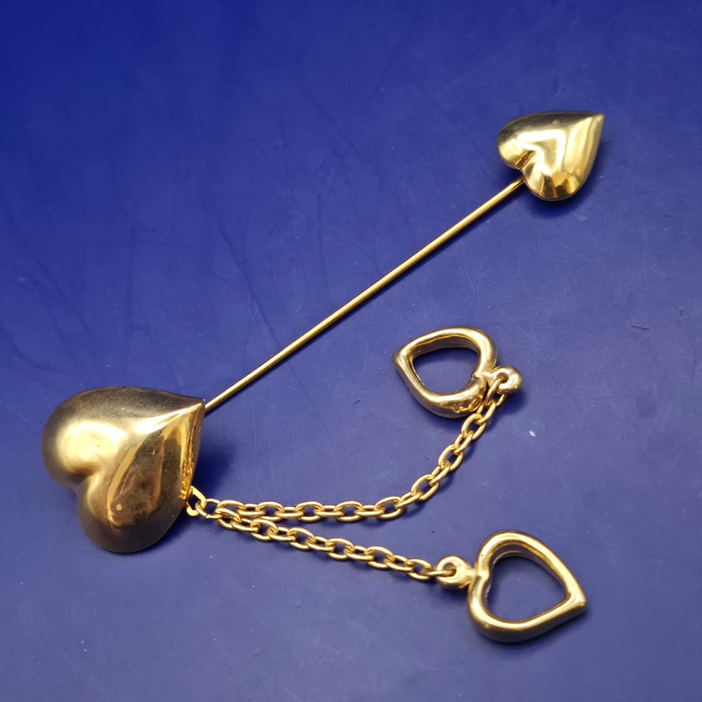 Elegante Herz-Anstecknadel in Goldoptik – Romantische Brosche mit Ketten