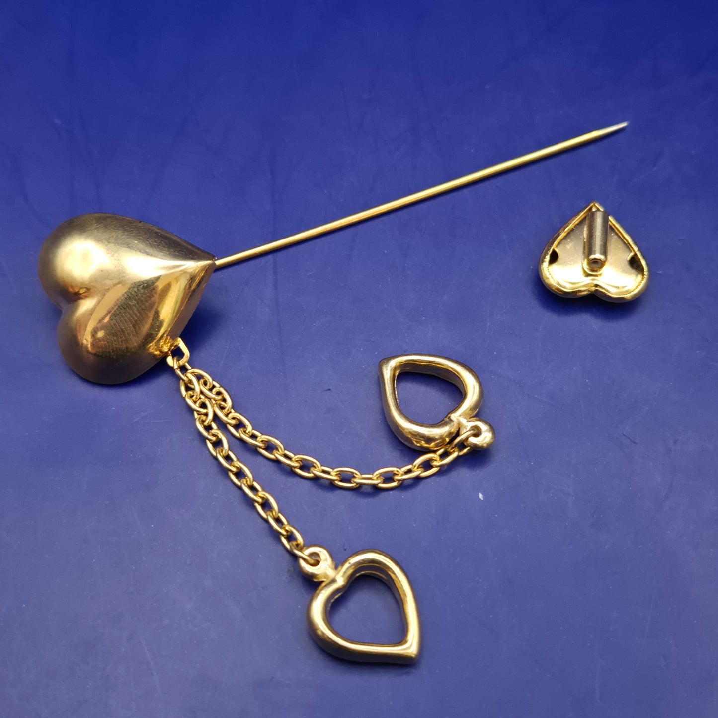 Elegante Herz-Anstecknadel in Goldoptik – Romantische Brosche mit Ketten