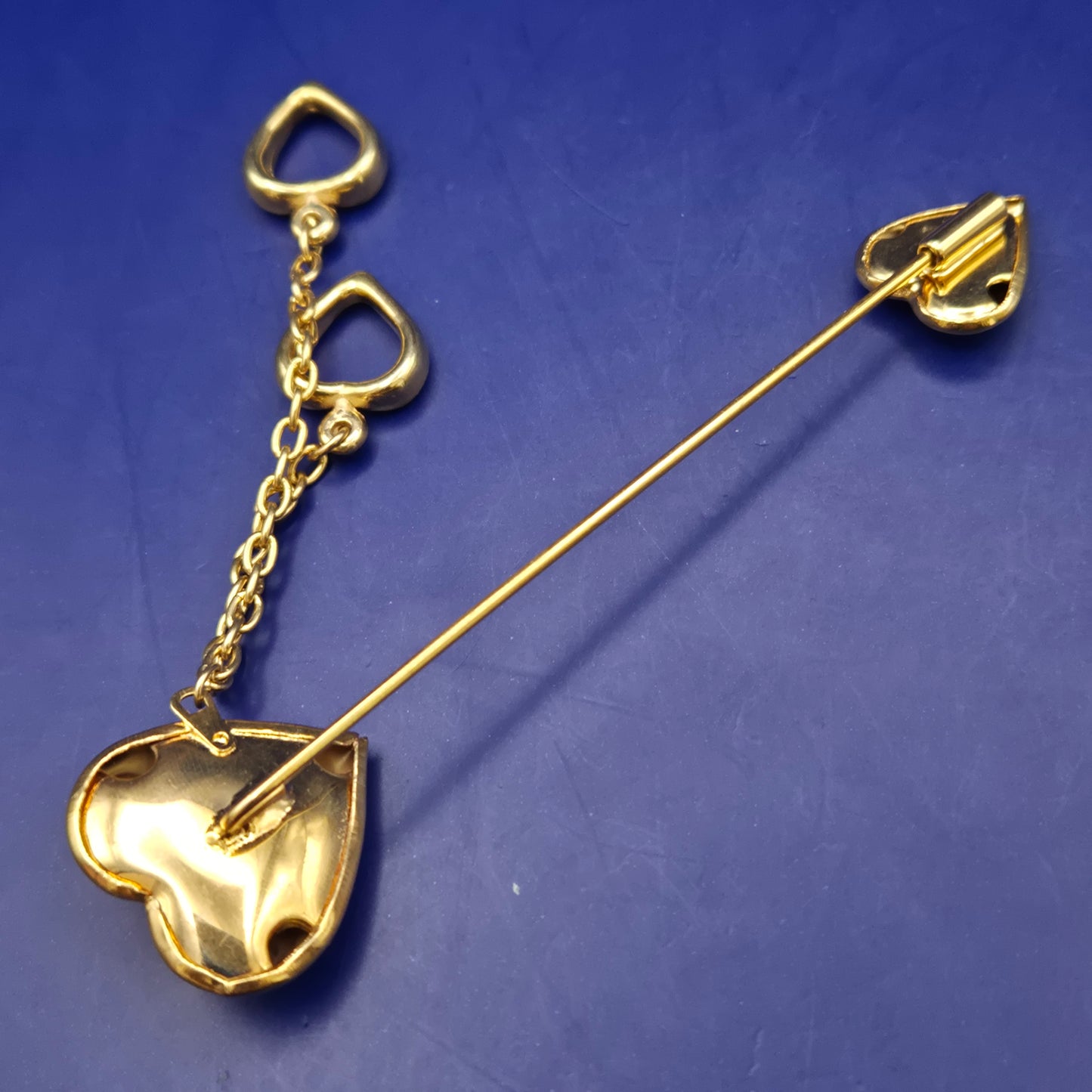 Elegante Herz-Anstecknadel in Goldoptik – Romantische Brosche mit Ketten