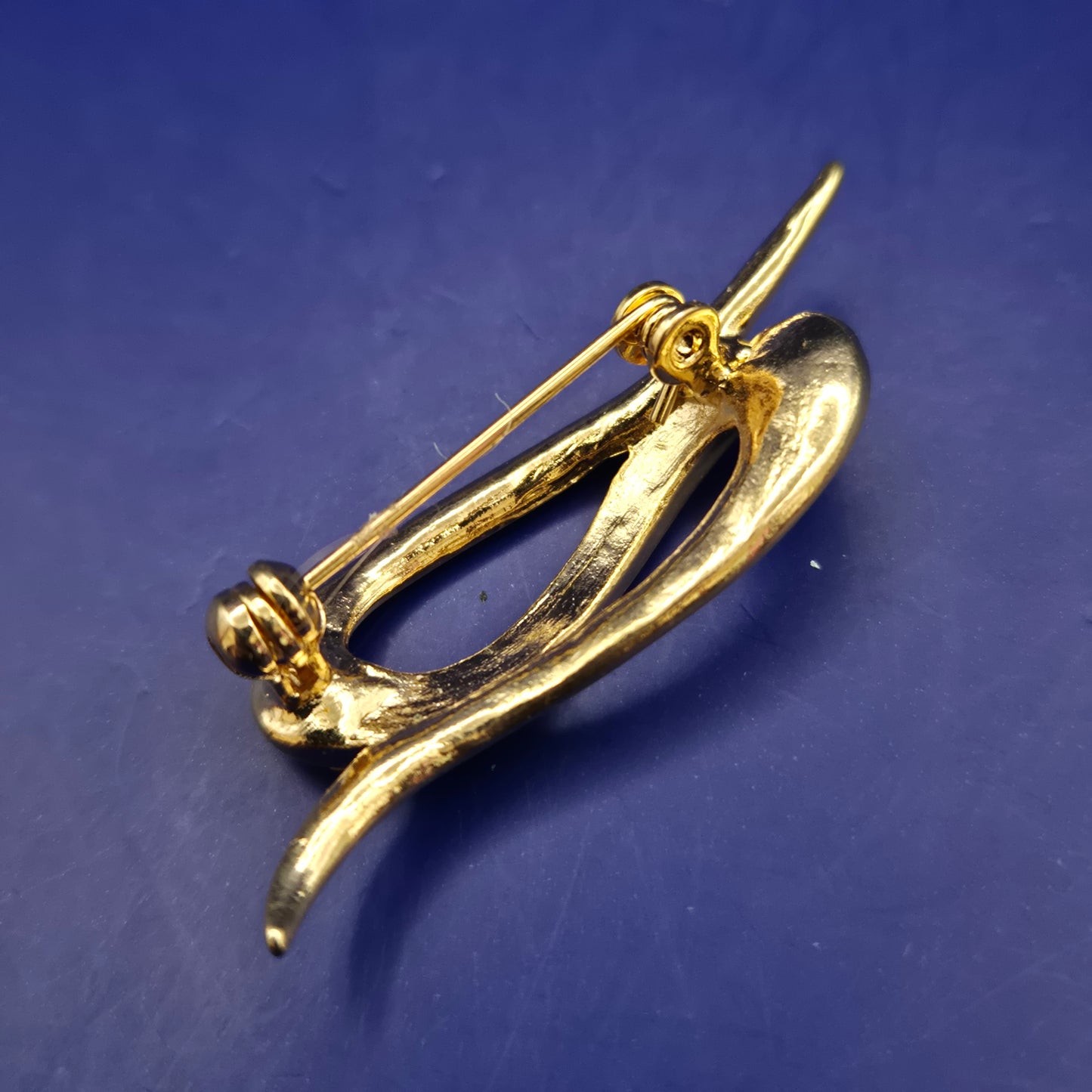 Elegante Damen Brosche mit Strassbesatz – Goldfarbenes Abstraktes Design