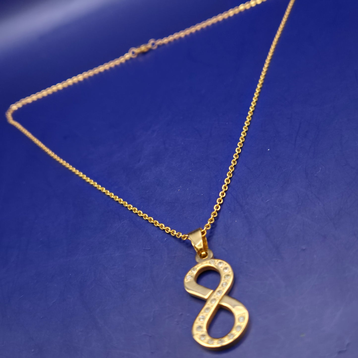 Elegante Damen Kette – Goldfarben mit funkelndem Unendlichkeits-Anhänger