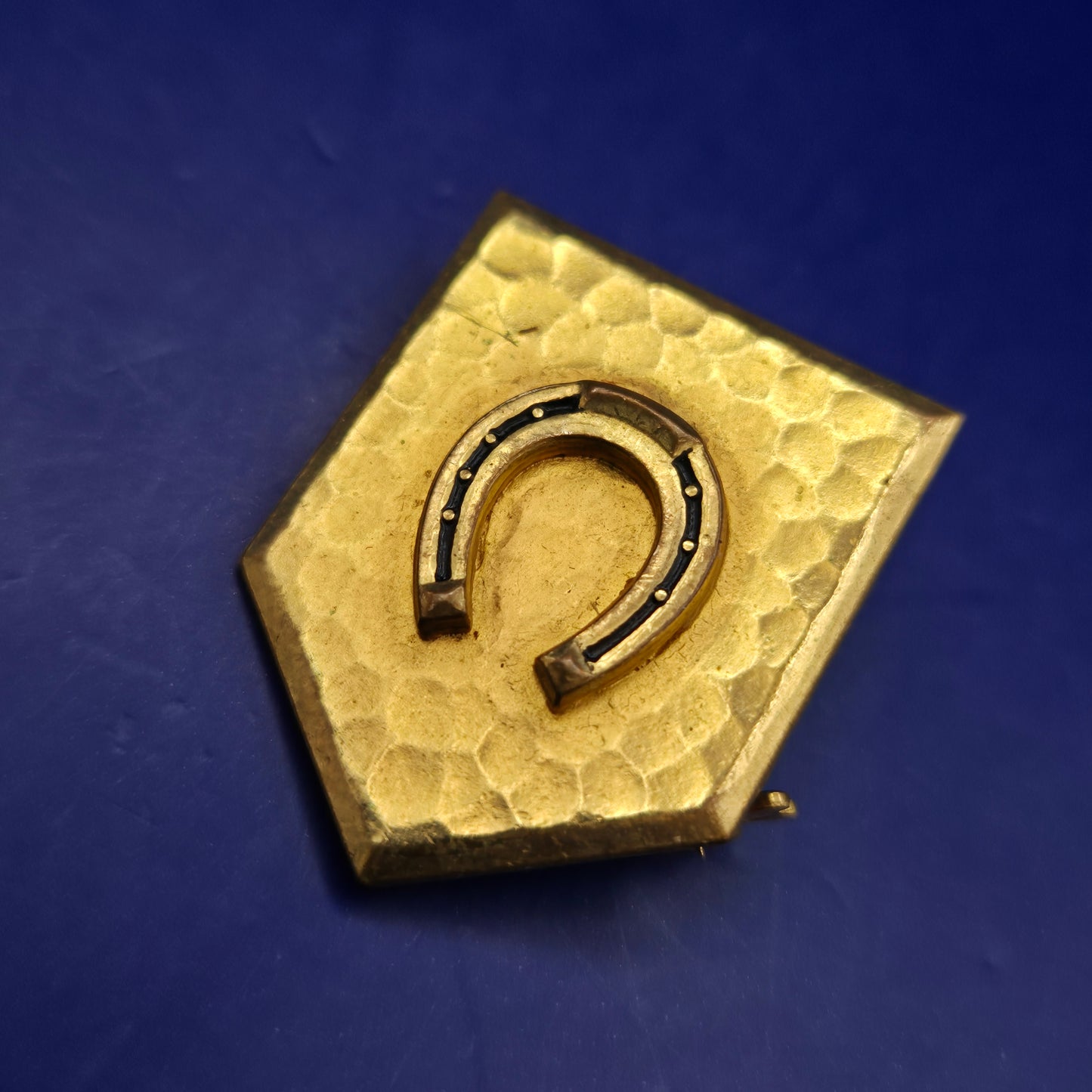 Vintage Hufeisen Brosche Goldfarben – Rustikaler Glücksbringer