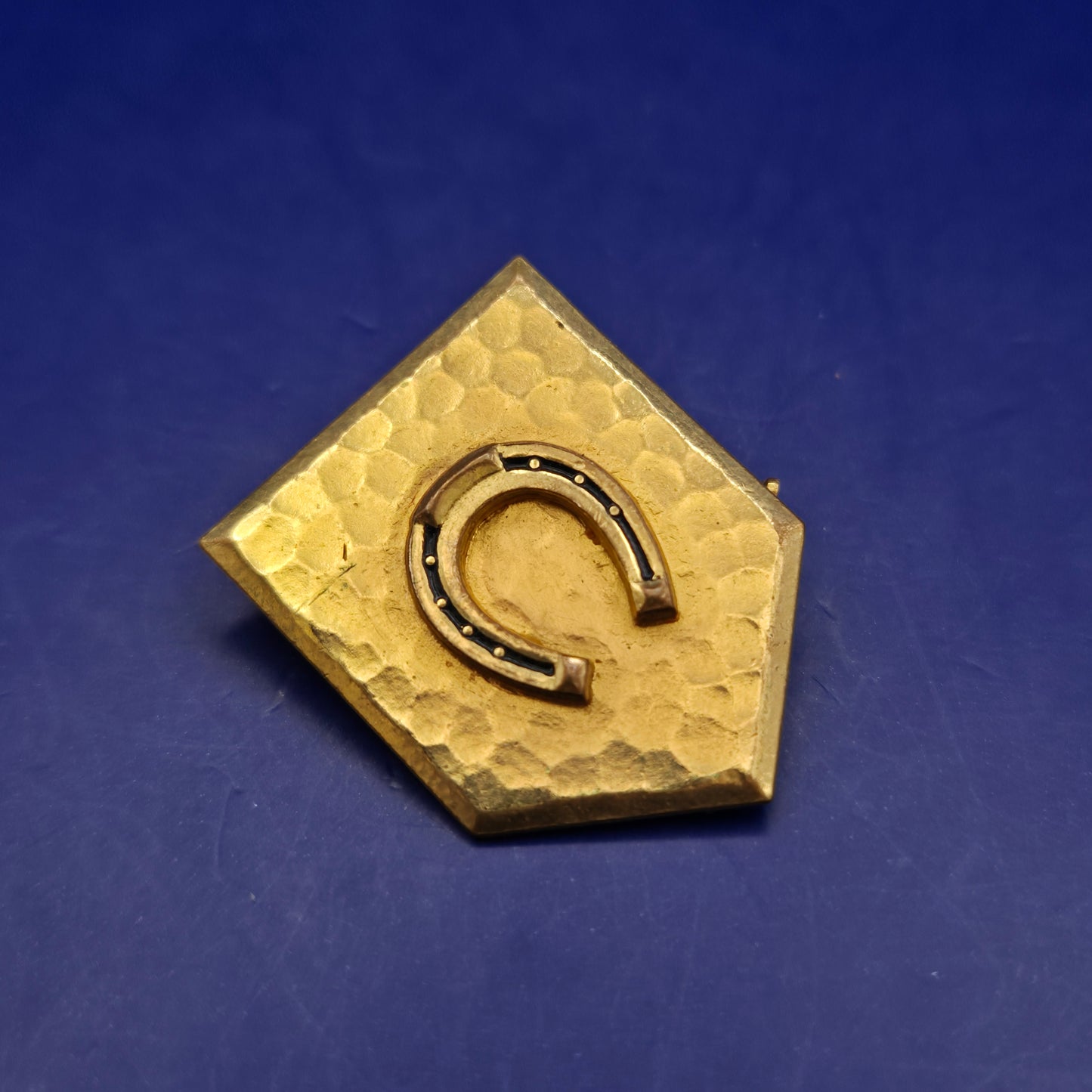 Vintage Hufeisen Brosche Goldfarben – Rustikaler Glücksbringer
