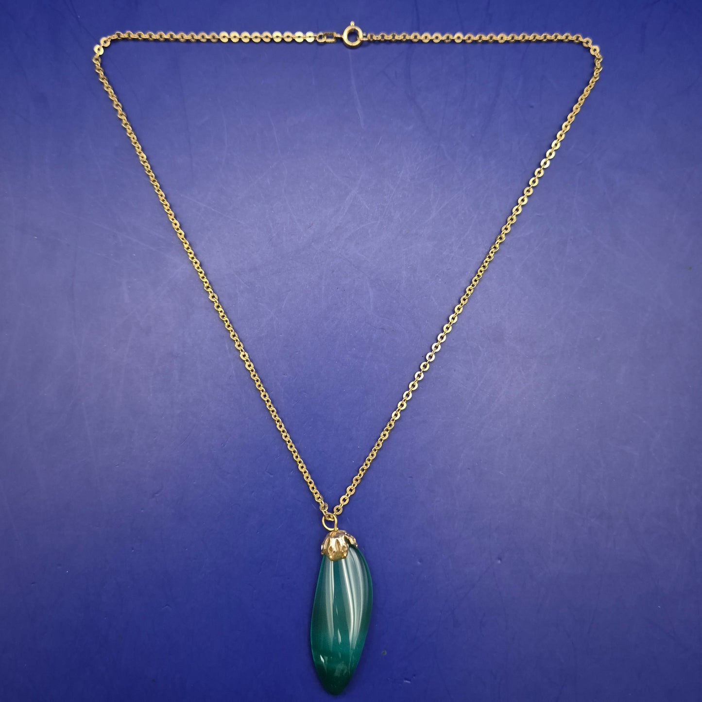 Elegante goldene Halskette mit grünem Stein Anhänger – Edler Look