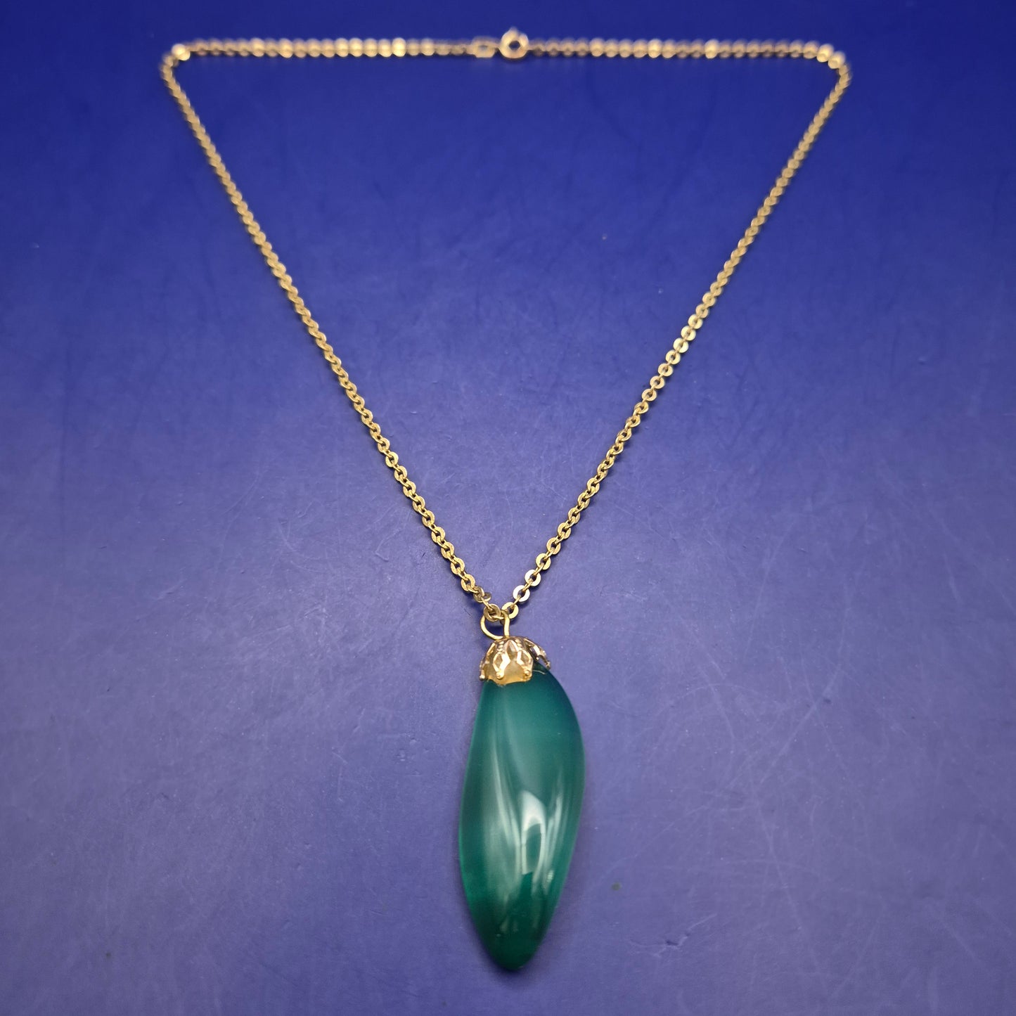 Elegante goldene Halskette mit grünem Stein Anhänger – Edler Look