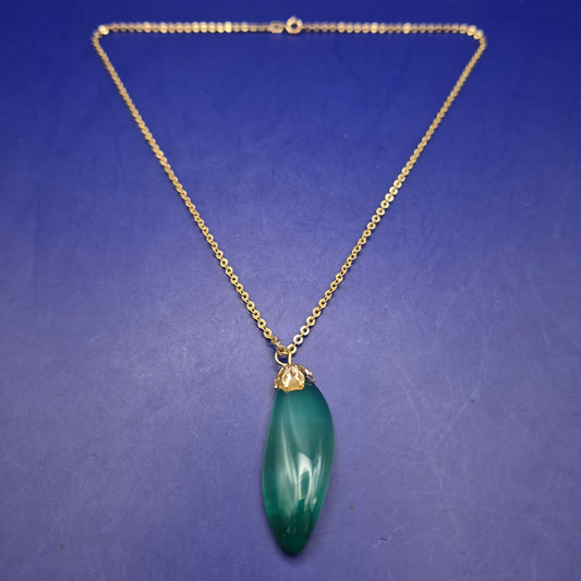 Elegante goldene Halskette mit grünem Stein Anhänger – Edler Look