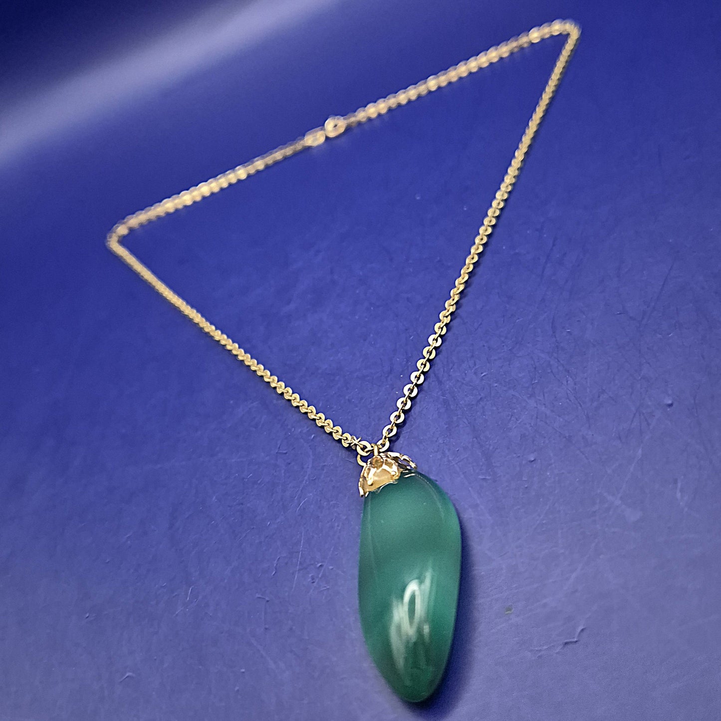 Elegante goldene Halskette mit grünem Stein Anhänger – Edler Look