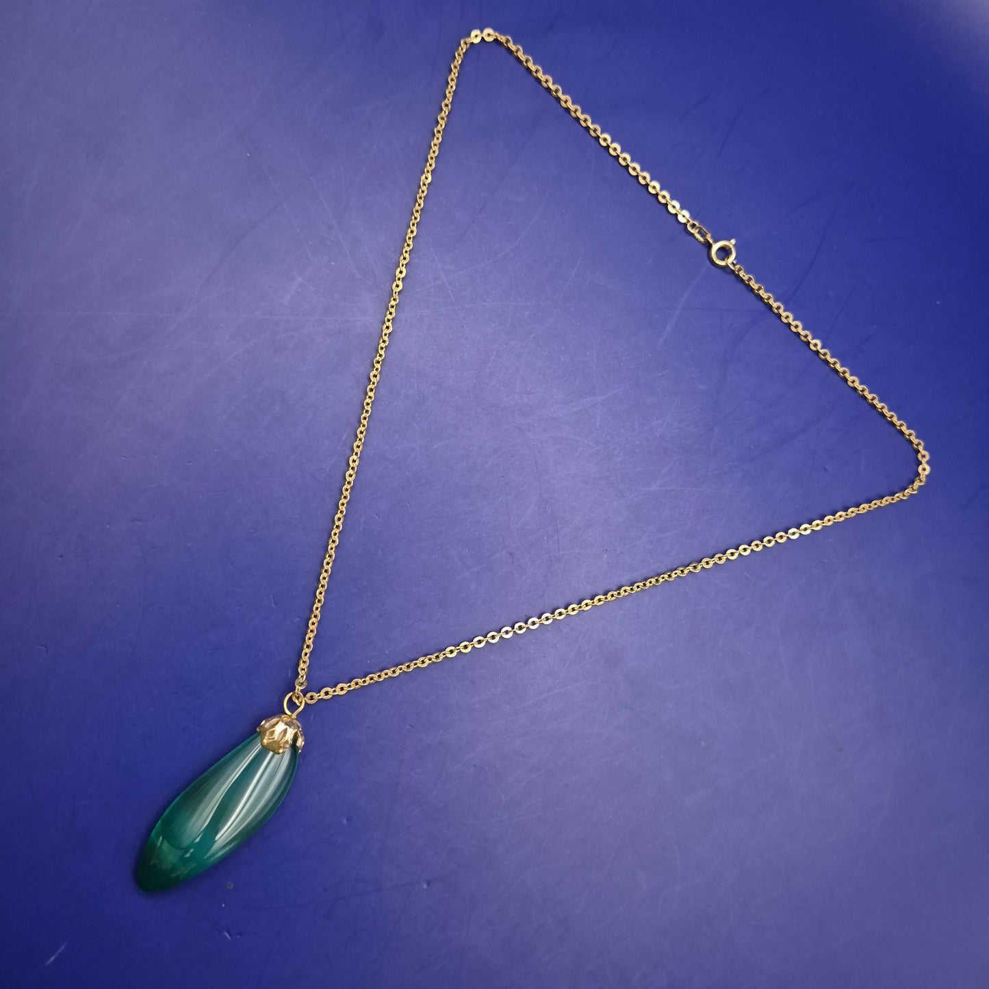 Elegante goldene Halskette mit grünem Stein Anhänger – Edler Look