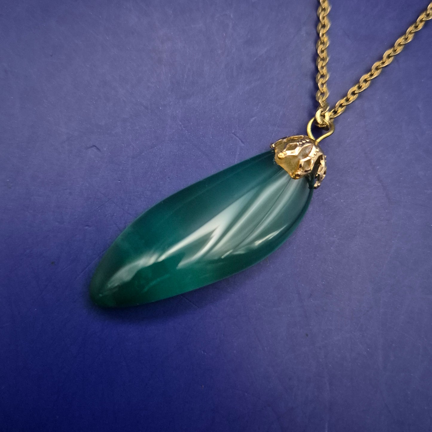 Elegante goldene Halskette mit grünem Stein Anhänger – Edler Look