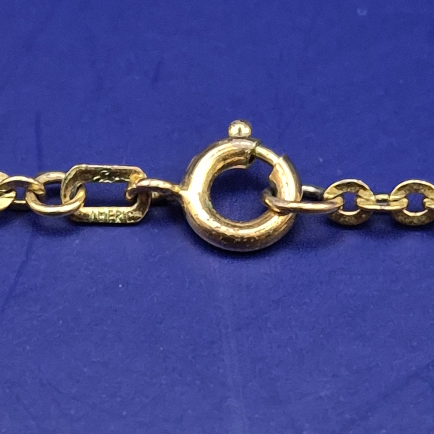 Elegante goldene Halskette mit grünem Stein Anhänger – Edler Look