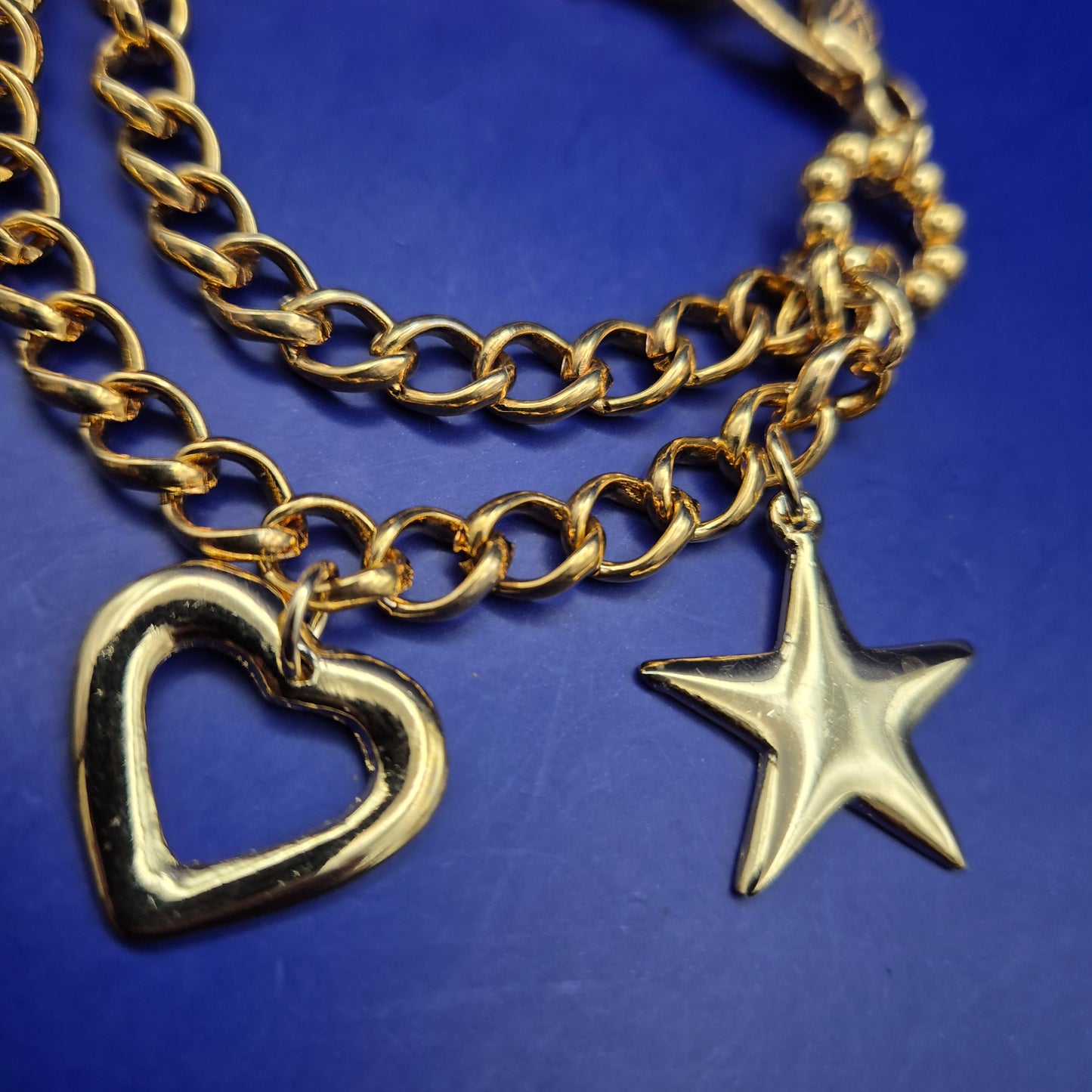 Charmantes Goldfarbenes Bettelarmband – Verspielte Symbole für Damen