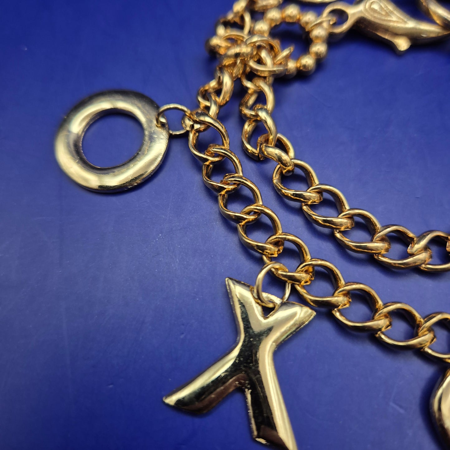 Charmantes Goldfarbenes Bettelarmband – Verspielte Symbole für Damen
