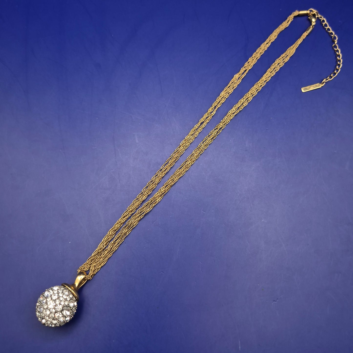 Elegante Senso di Donna Kette – Goldfarben mit Pavé-Kugel Anhänger