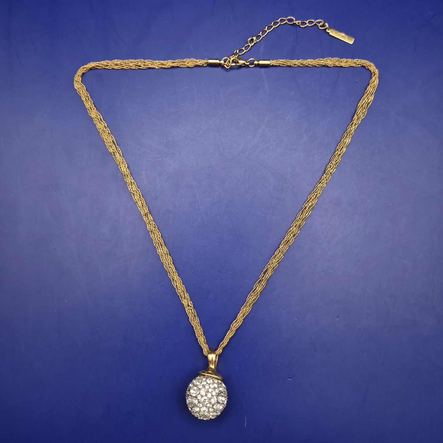 Elegante Senso di Donna Kette – Goldfarben mit Pavé-Kugel Anhänger