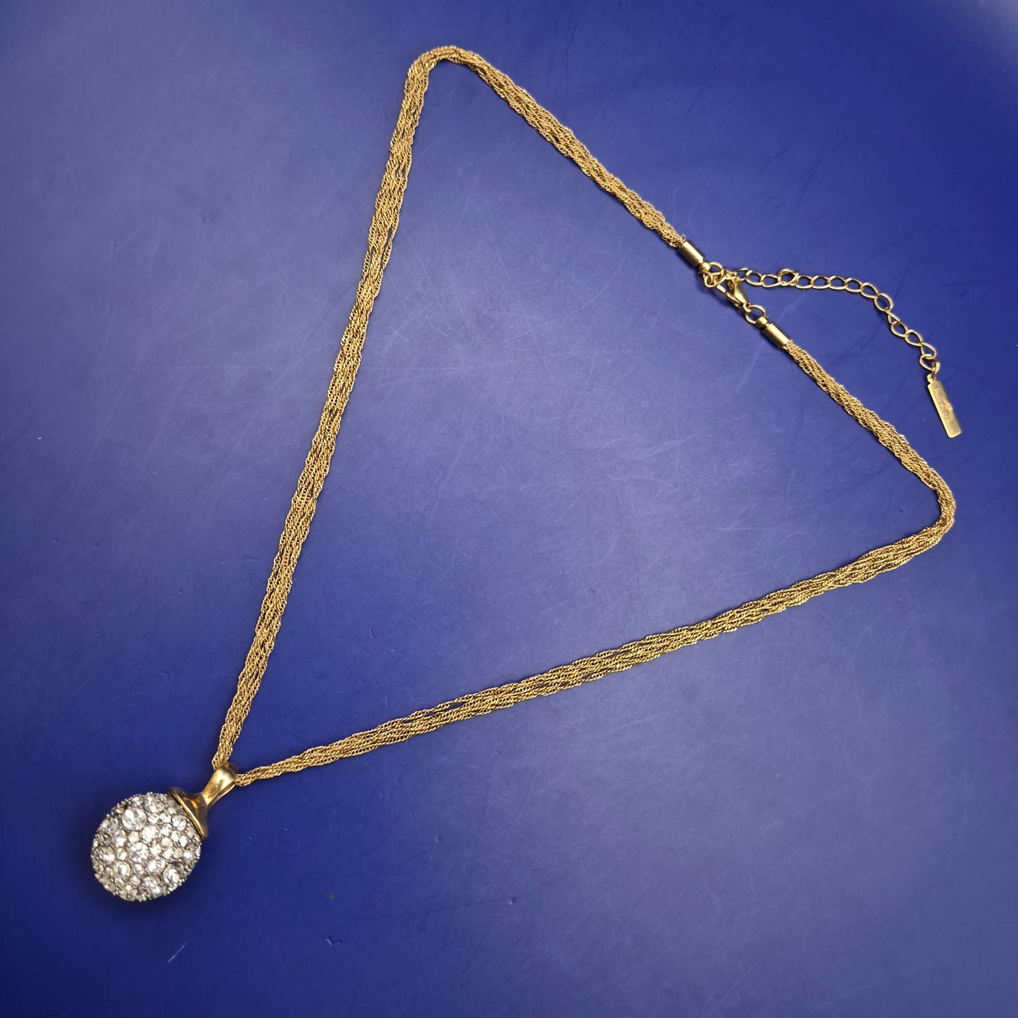 Elegante Senso di Donna Kette – Goldfarben mit Pavé-Kugel Anhänger