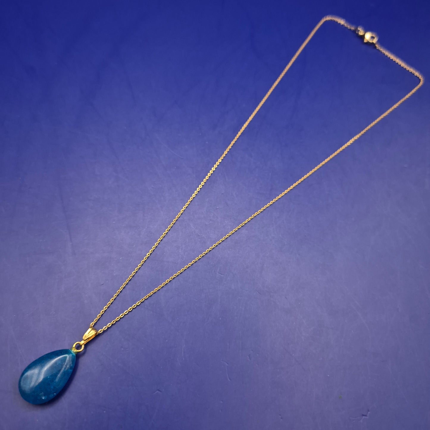 Elegante Damen Kette – Goldfarben mit blauem Tropfenanhänger