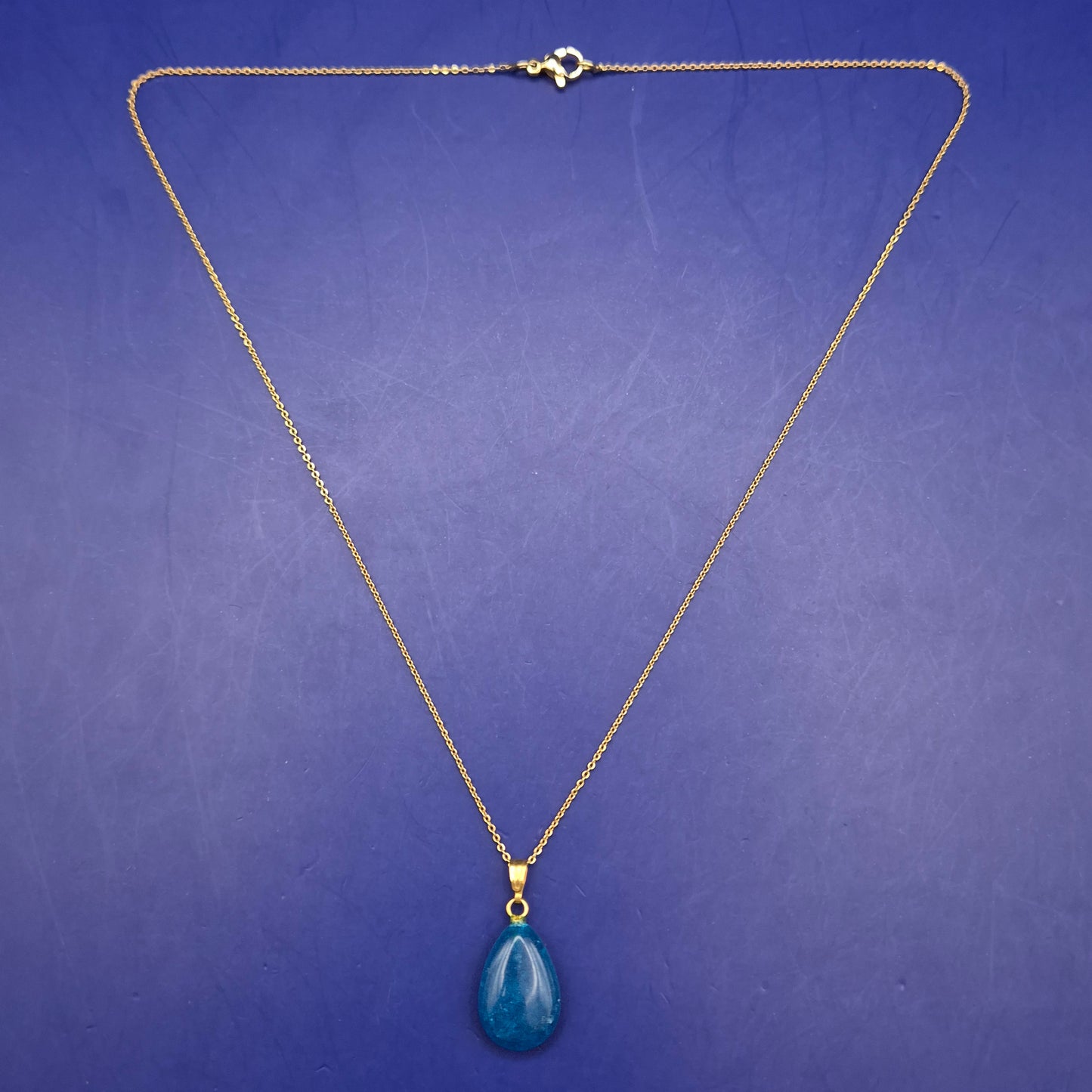 Elegante Damen Kette – Goldfarben mit blauem Tropfenanhänger