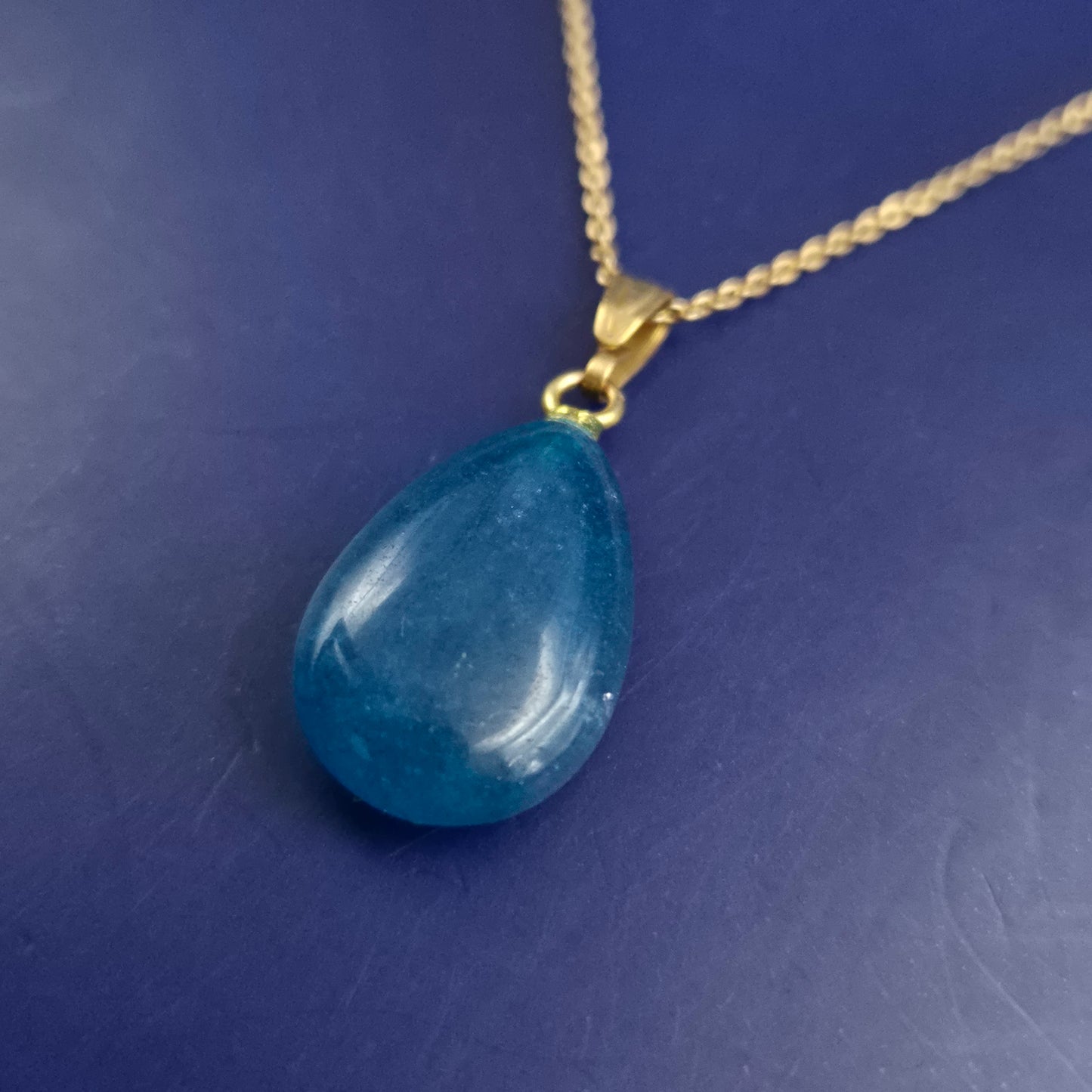 Elegante Damen Kette – Goldfarben mit blauem Tropfenanhänger