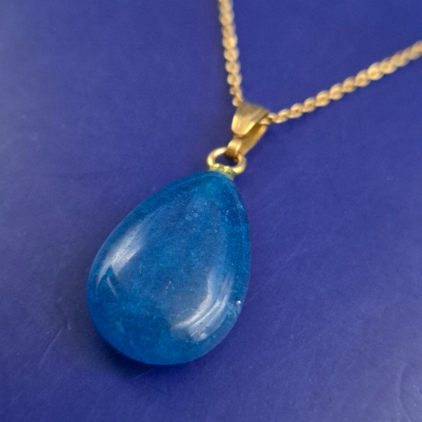 Elegante Damen Kette – Goldfarben mit blauem Tropfenanhänger