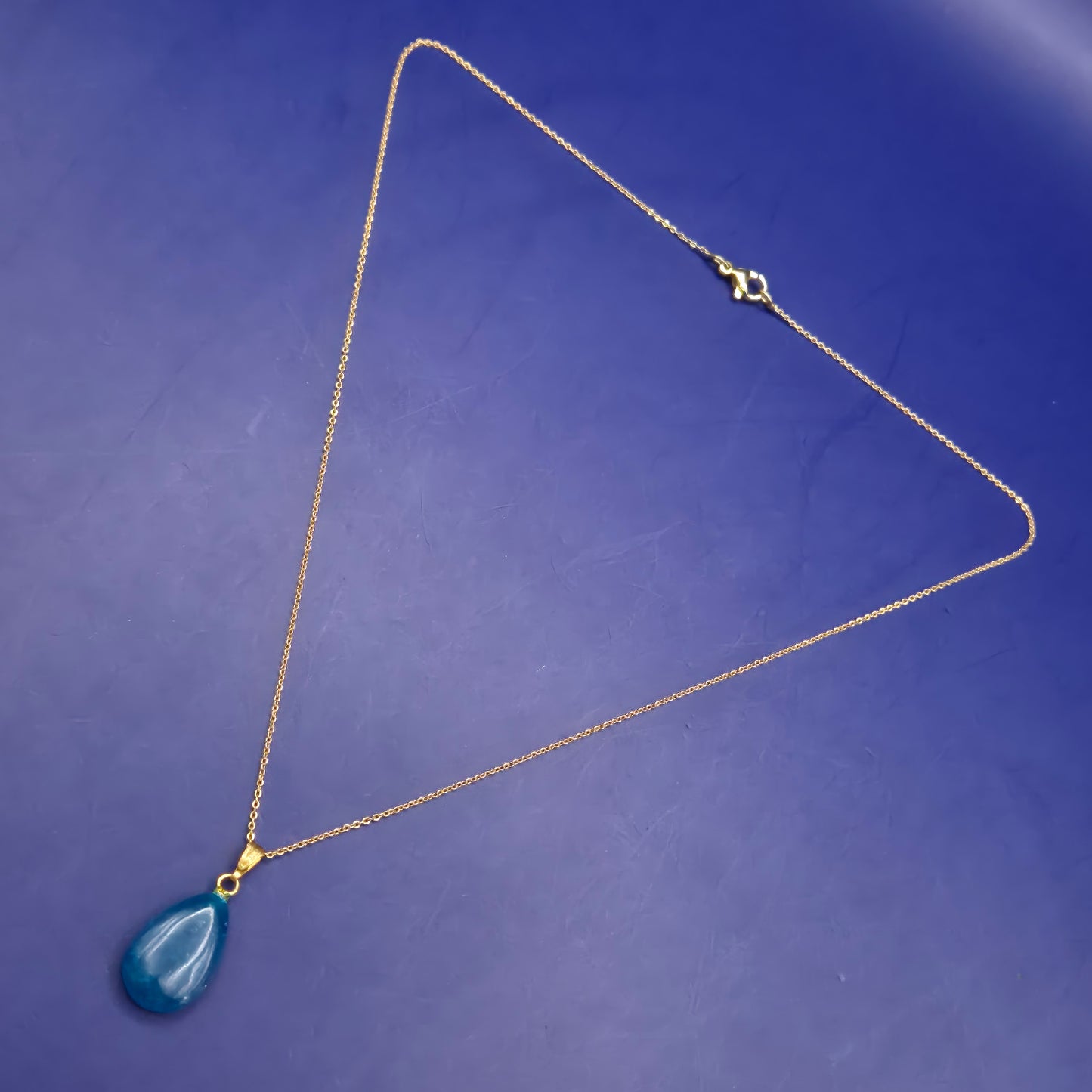 Elegante Damen Kette – Goldfarben mit blauem Tropfenanhänger