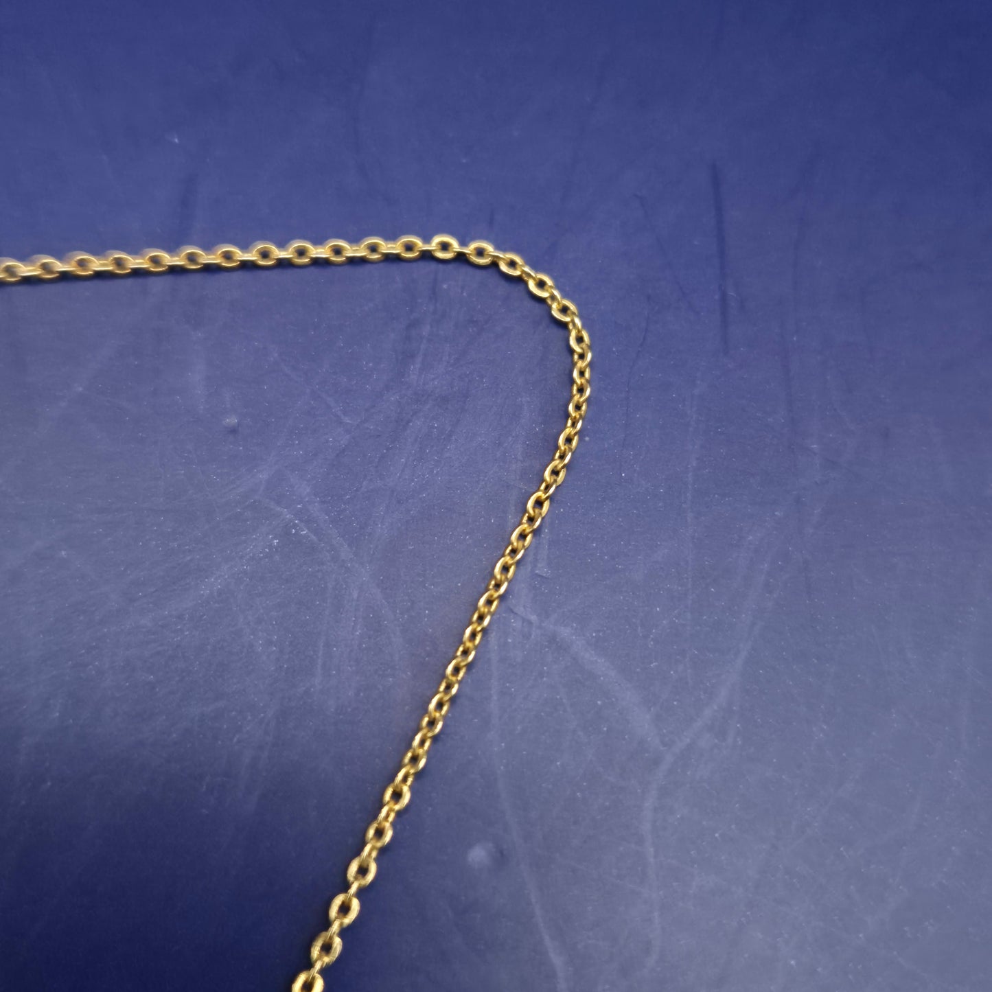 Elegante Damen Kette – Goldfarben mit blauem Tropfenanhänger