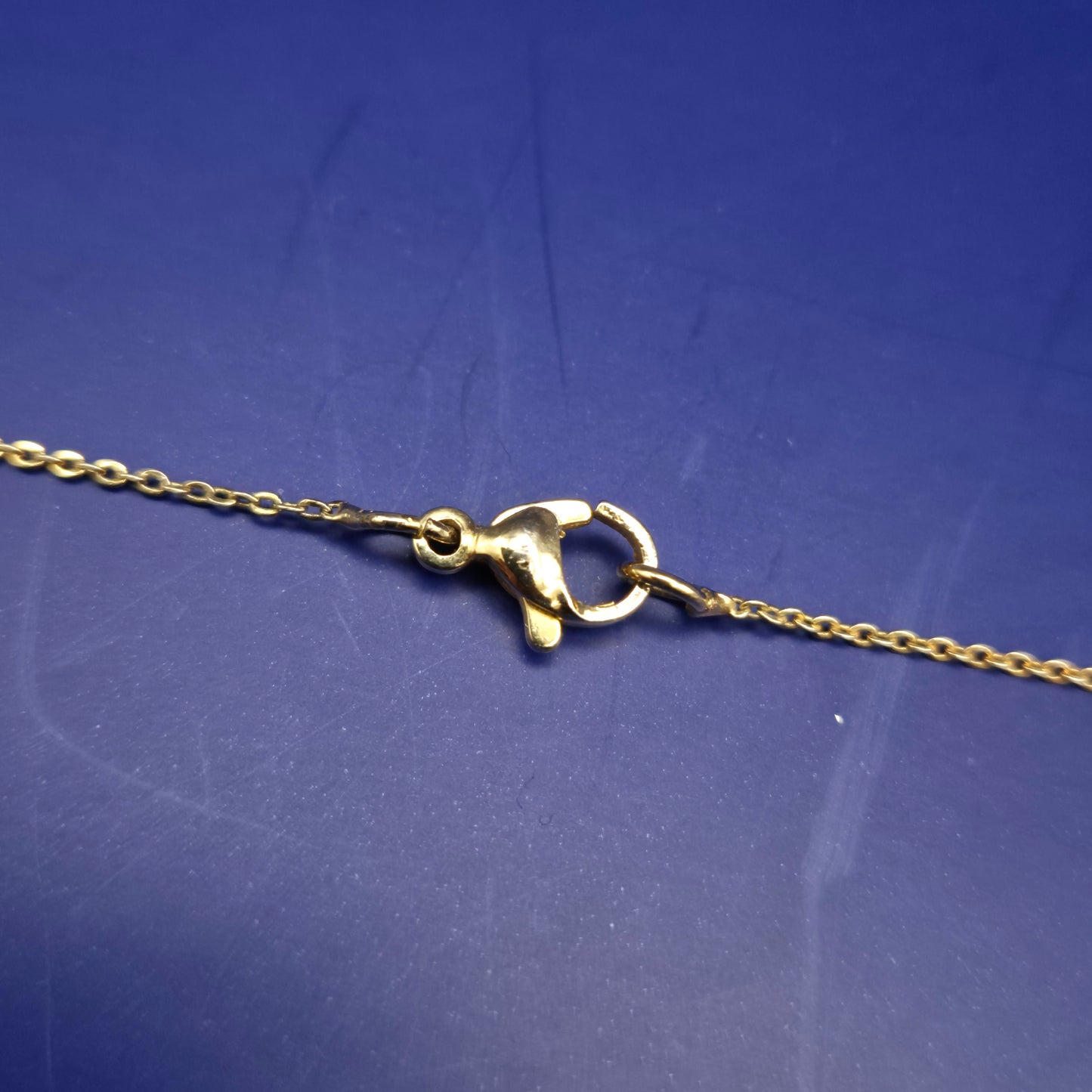Elegante Damen Kette – Goldfarben mit blauem Tropfenanhänger