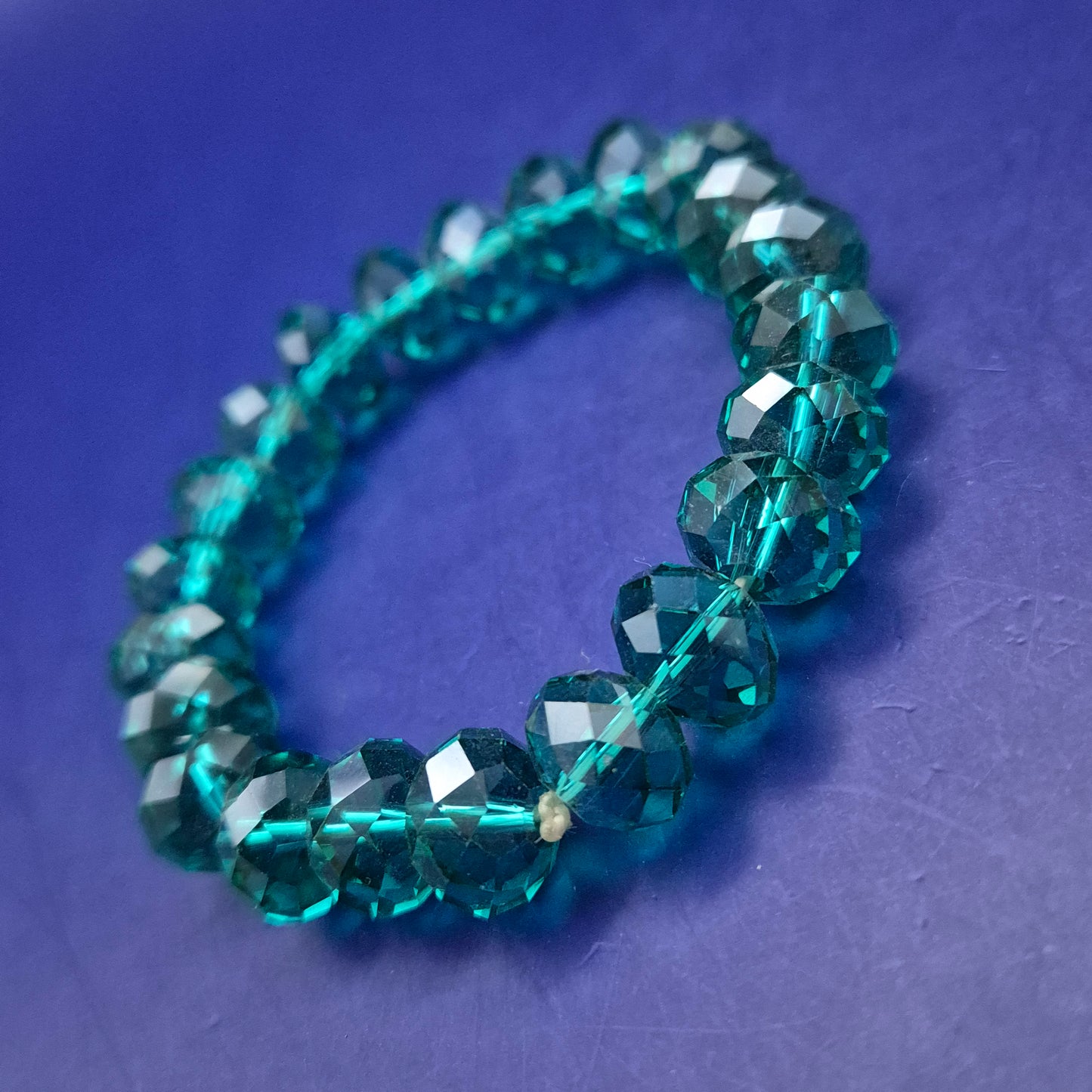 Stilvolles Damen Armband in Smaragdgrün – Facettierte Glasperlen